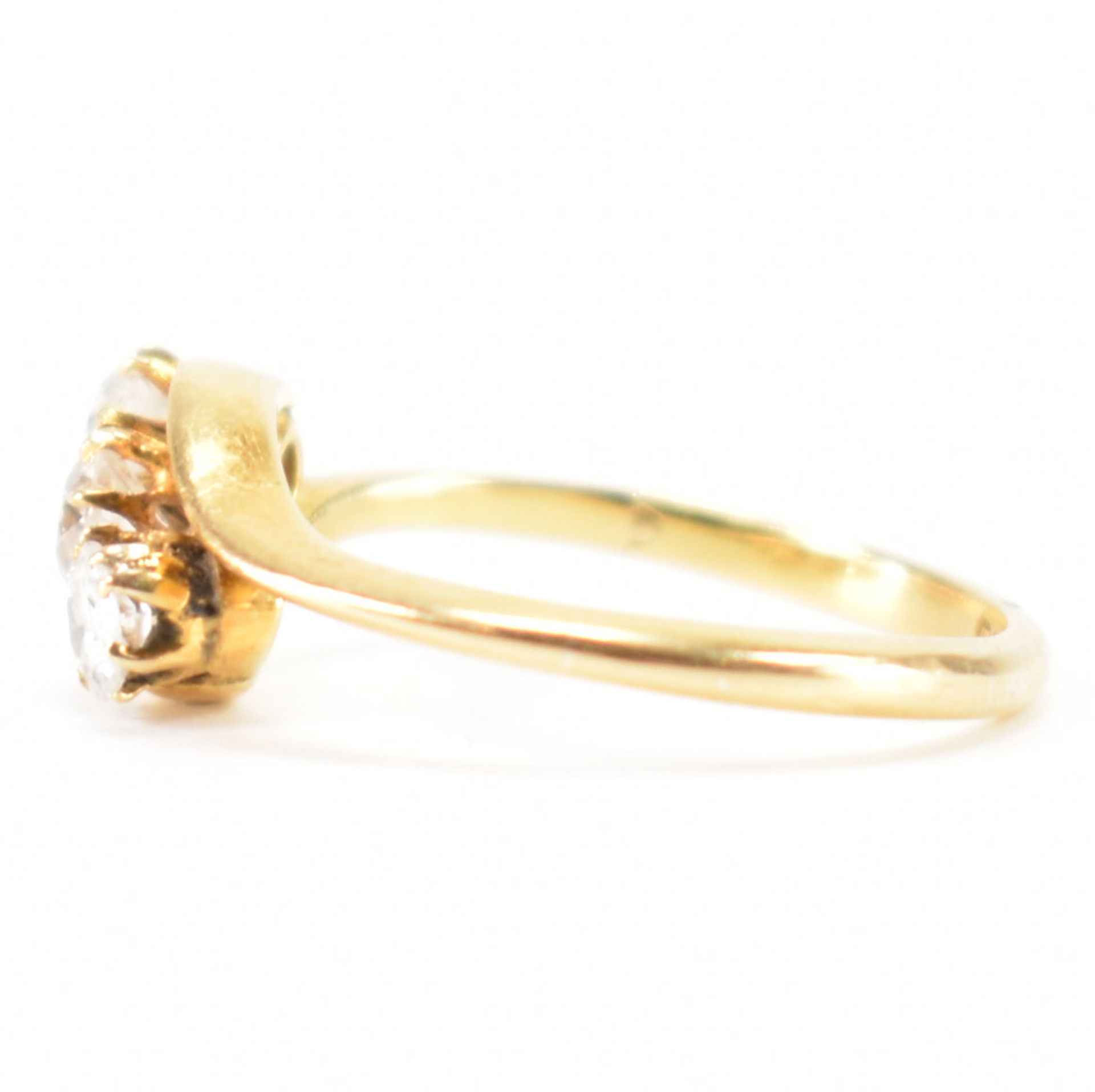 HALLMARKED 18CT GOLD & DIAMOND THREE STONE RING - Image 2 of 8