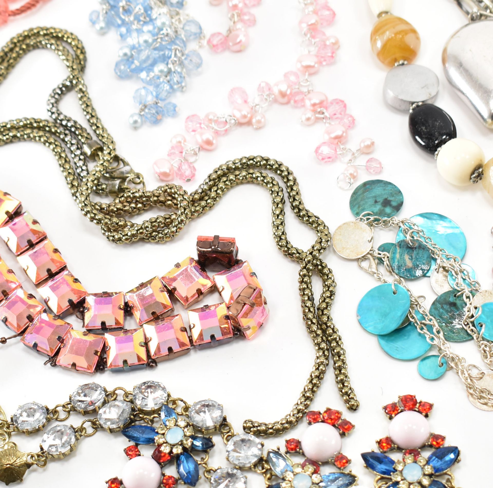 ASSORTED COLLECTION OF NECKLACES & CHAINS