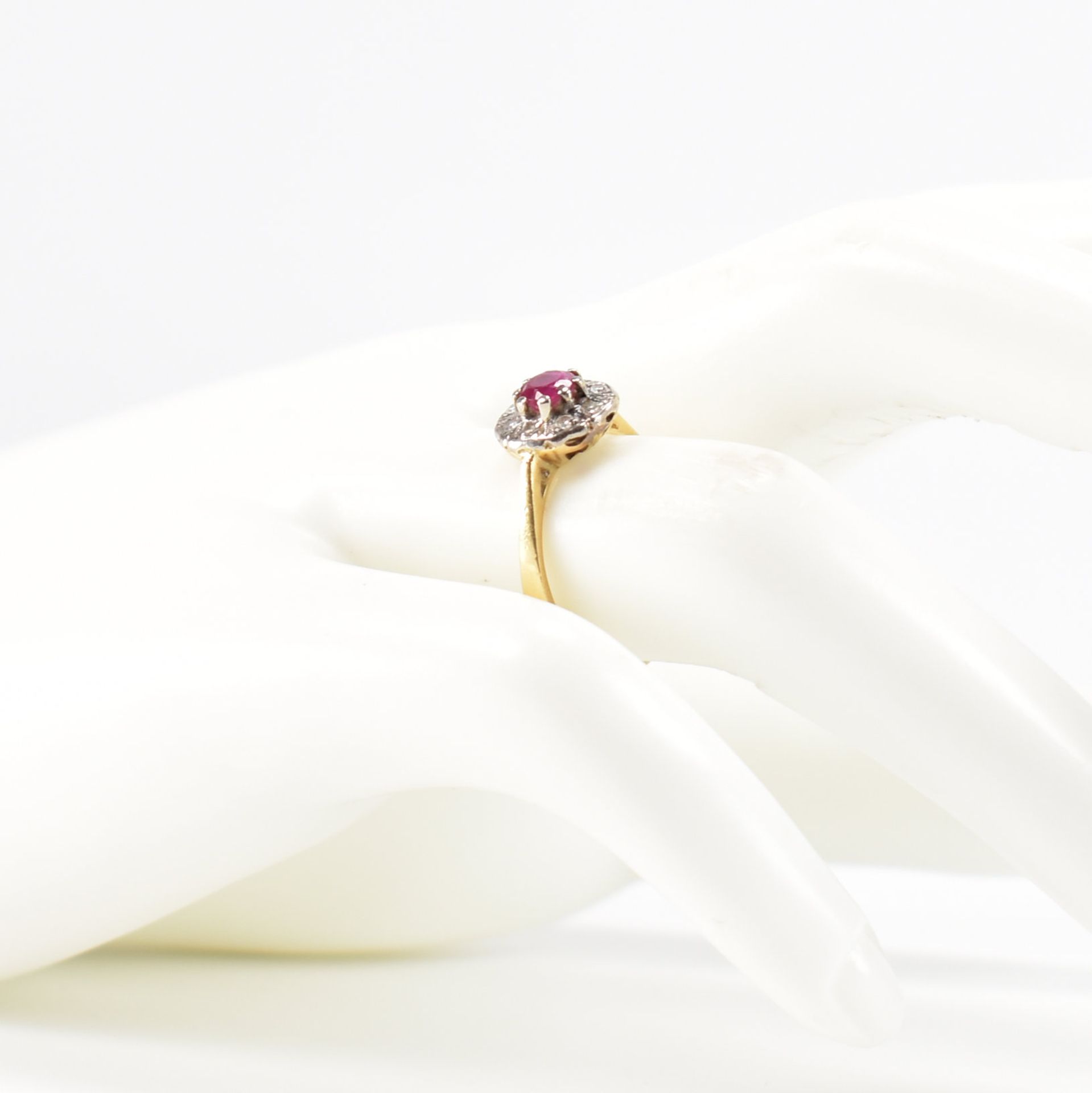 HALLMARKED 18CT GOLD RUBY & DIAMOND CLUSTER RING - Image 9 of 9