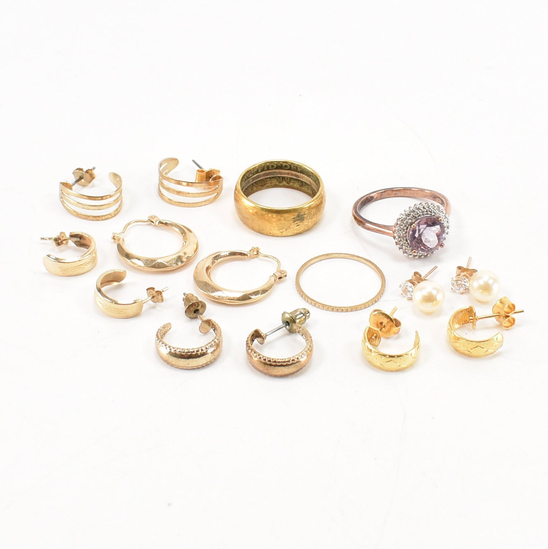 GROUP OF EARRINGS & RINGS