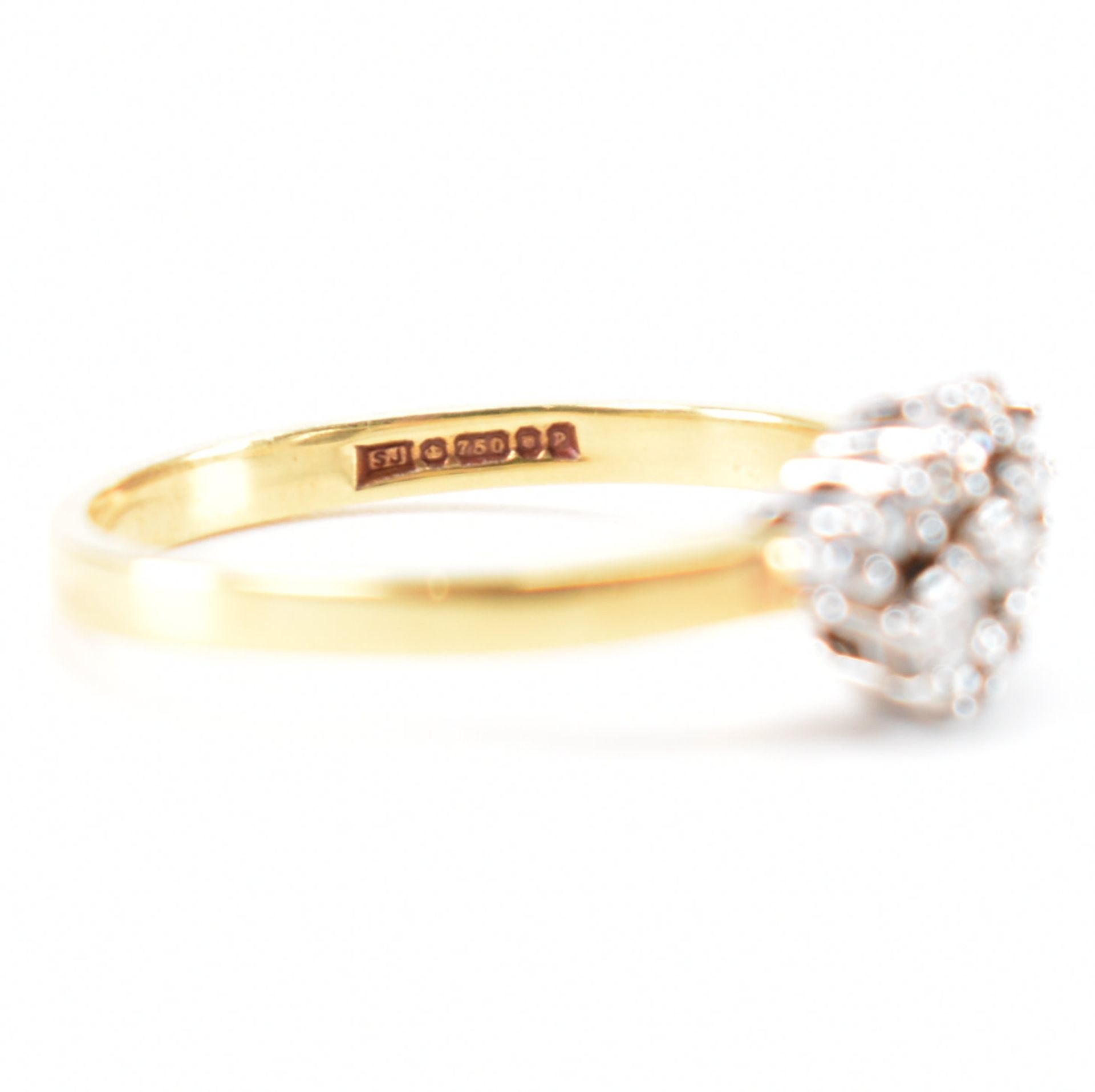 HALLMARKED 18CT GOLD & DIAMOND CLUSTER RING - Image 7 of 9