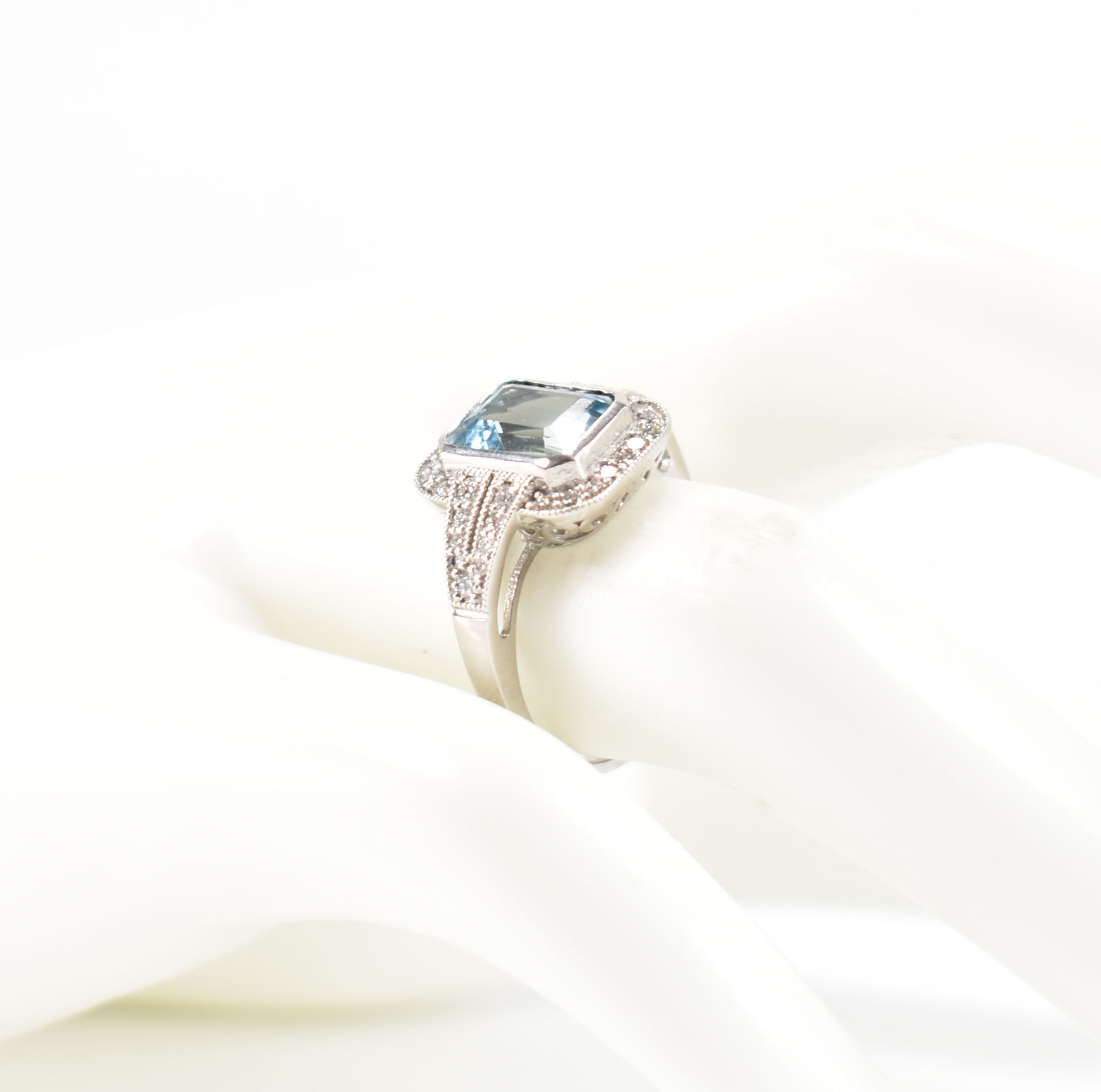 HALLMARKED PLATINUM AQUAMARINE & DIAMOND DRESS RING - Image 8 of 8