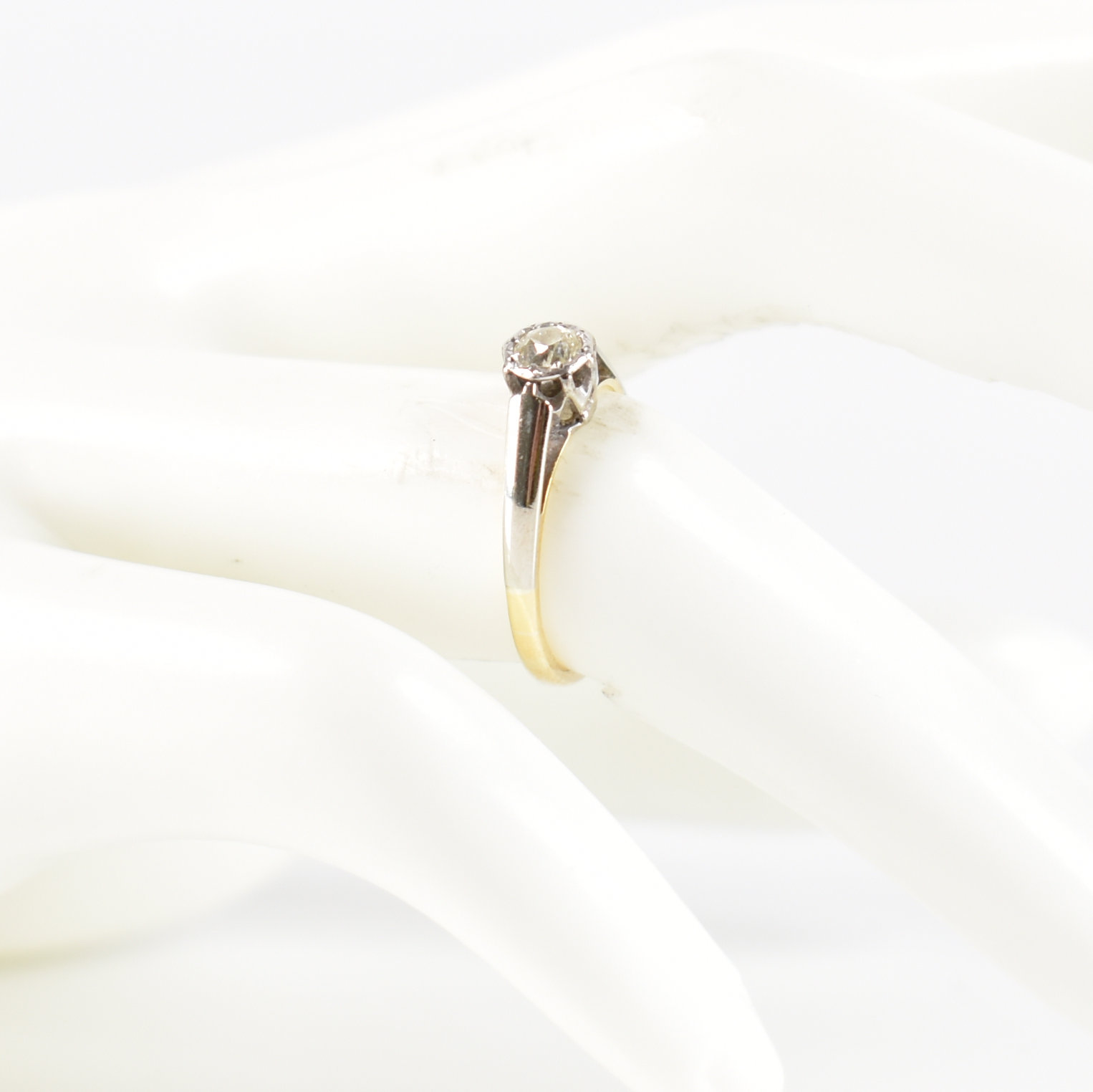 18CT GOLD & DIAMOND SOLITAIRE ENGAGEMENT STYLE RING - Image 7 of 8