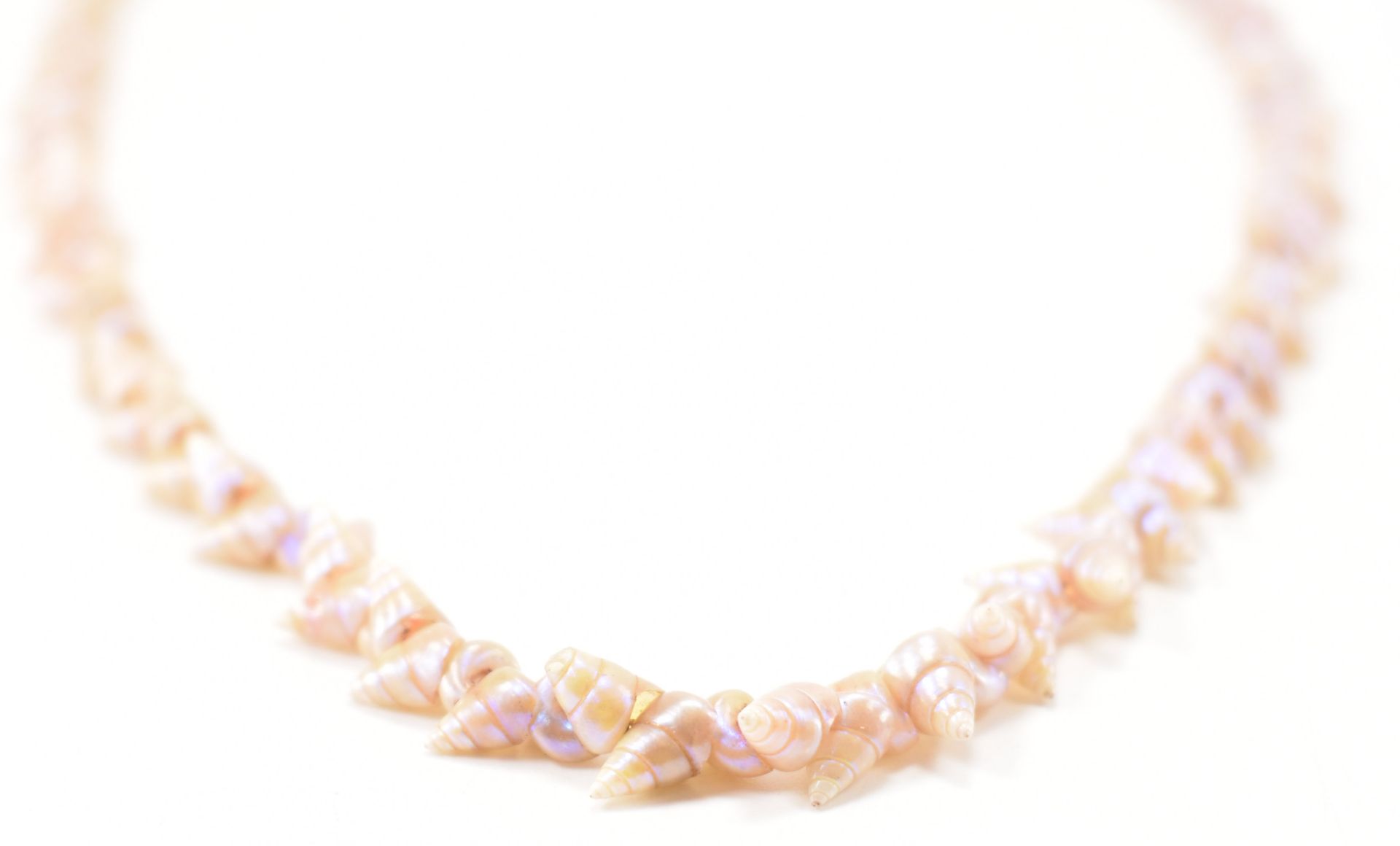 VINTAGE MID CENTURY TURBO SHELL NECKLACE - Image 5 of 12