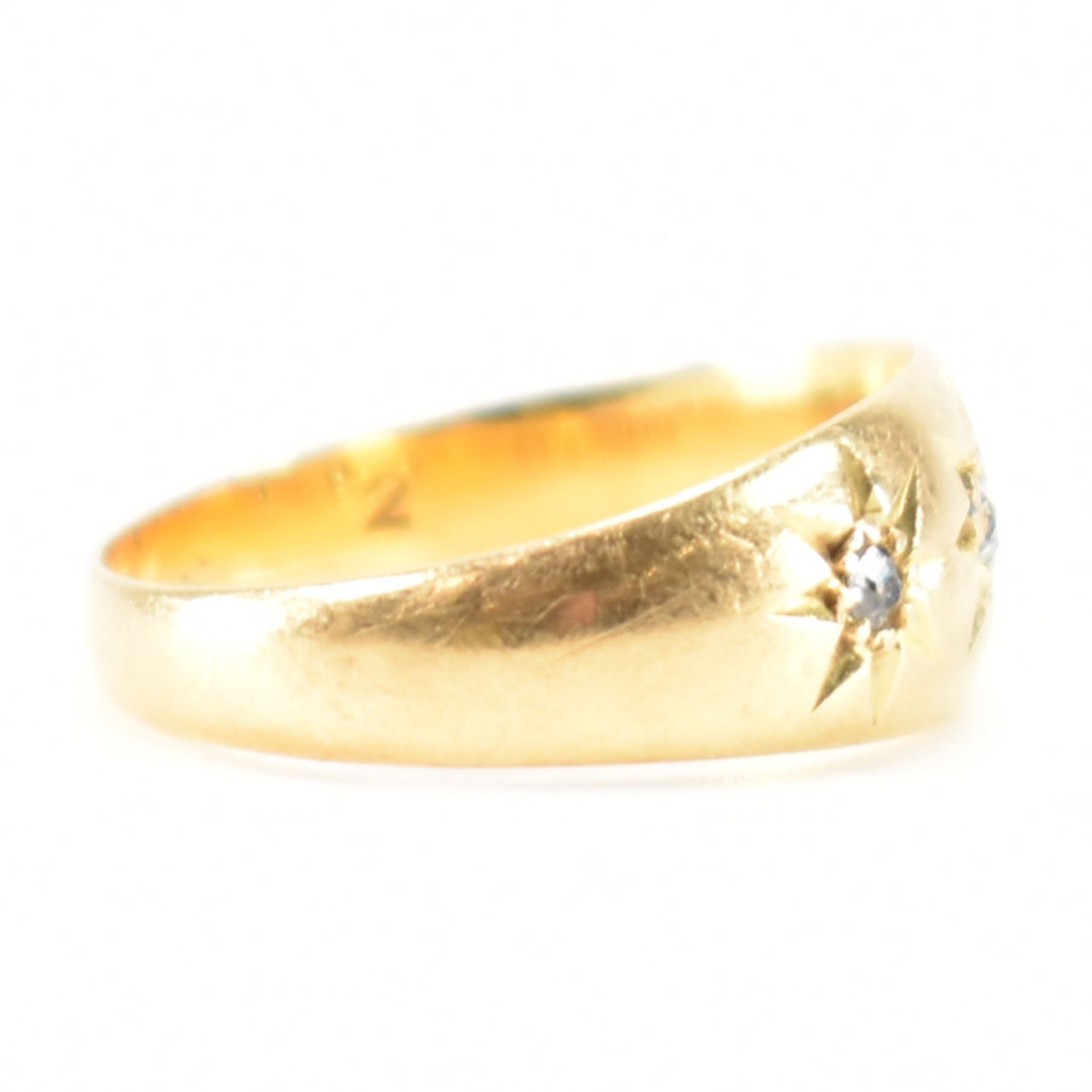 HALLMARKED 18CT GOLD & DIAMOND THREE STONE DOME RING - Image 5 of 9