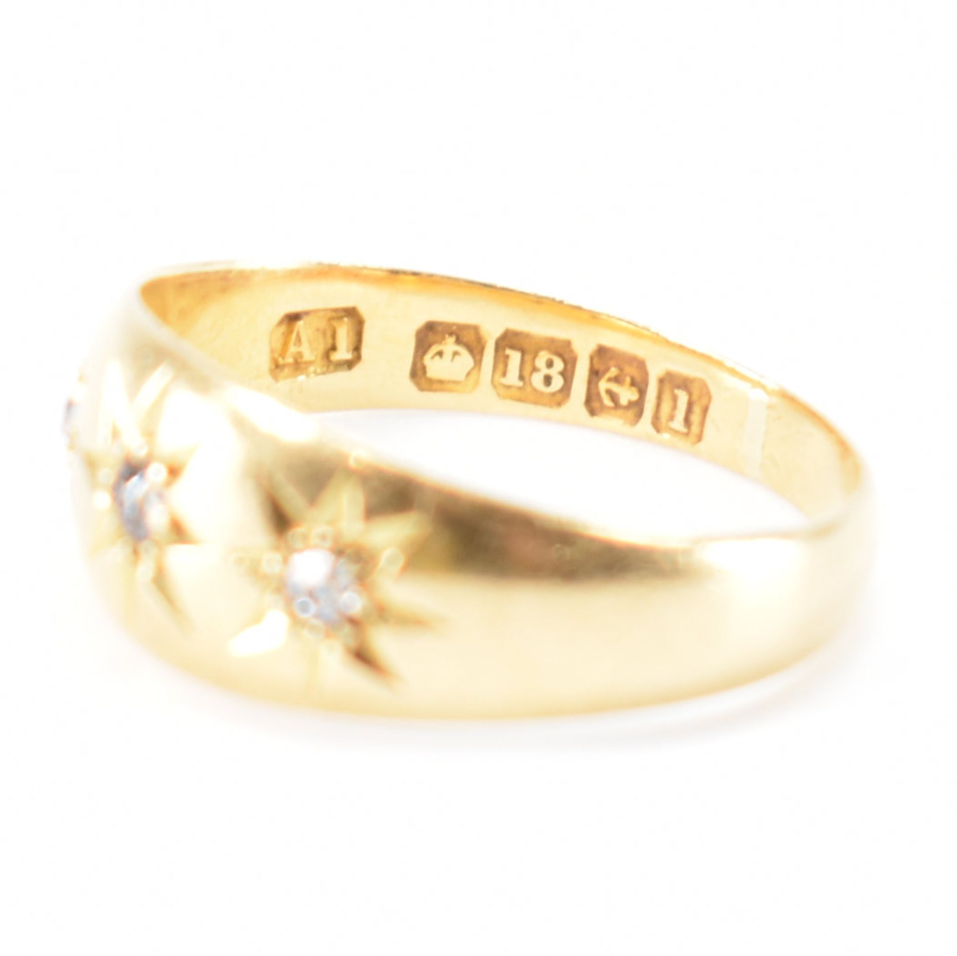 HALLMARKED 18CT GOLD & DIAMOND THREE STONE DOME RING - Image 7 of 9