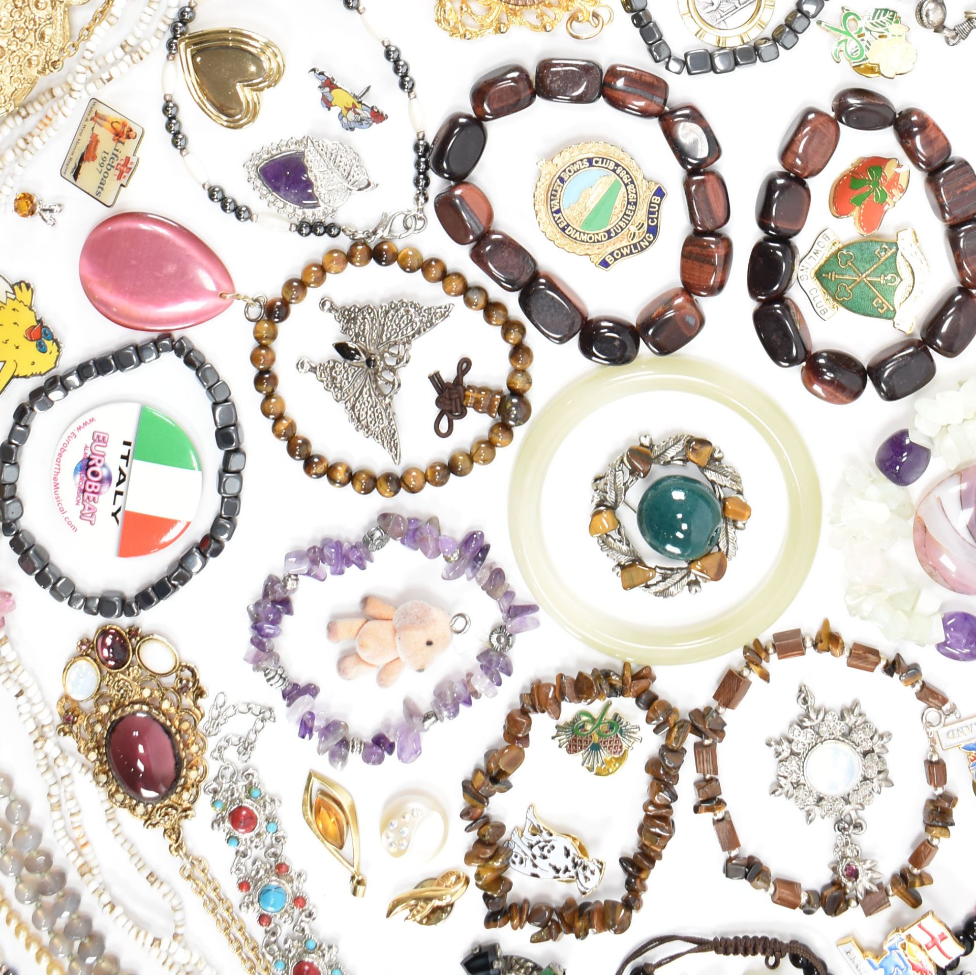 LARGE SELECTION OF VINTAGE COSTUME JEWELLERY