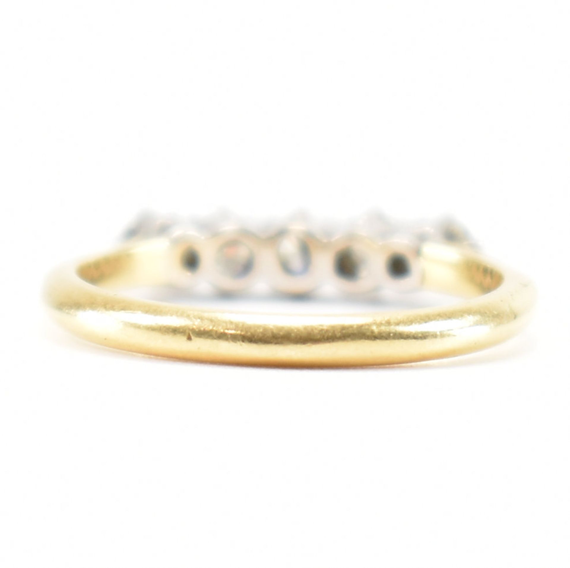 18CT GOLD & DIAMOND 5 STONE RING - Image 4 of 8