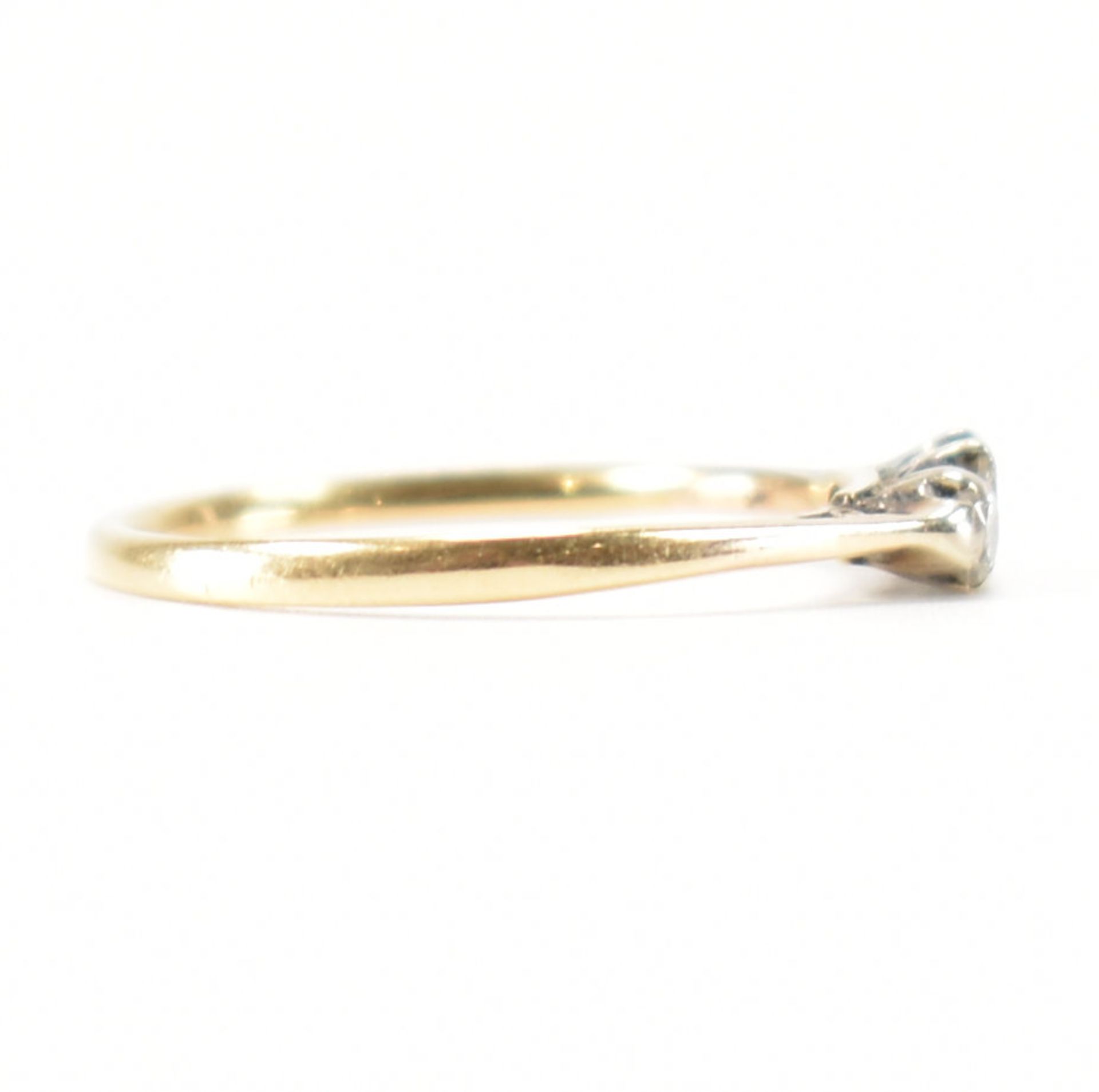 VINTAGE 18CT GOLD & DIAMOND THREE STONE RING - Image 5 of 8