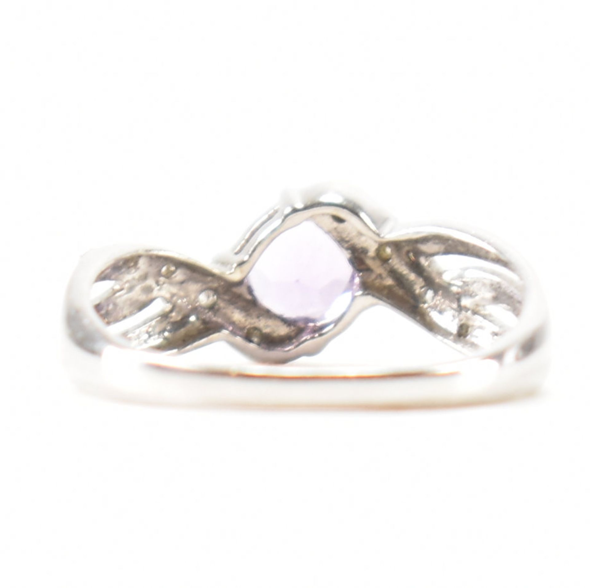 HALLMARKED 9CT WHITE GOLD AMETHYST & DIAMOND CROSSOVER RING - Image 4 of 9