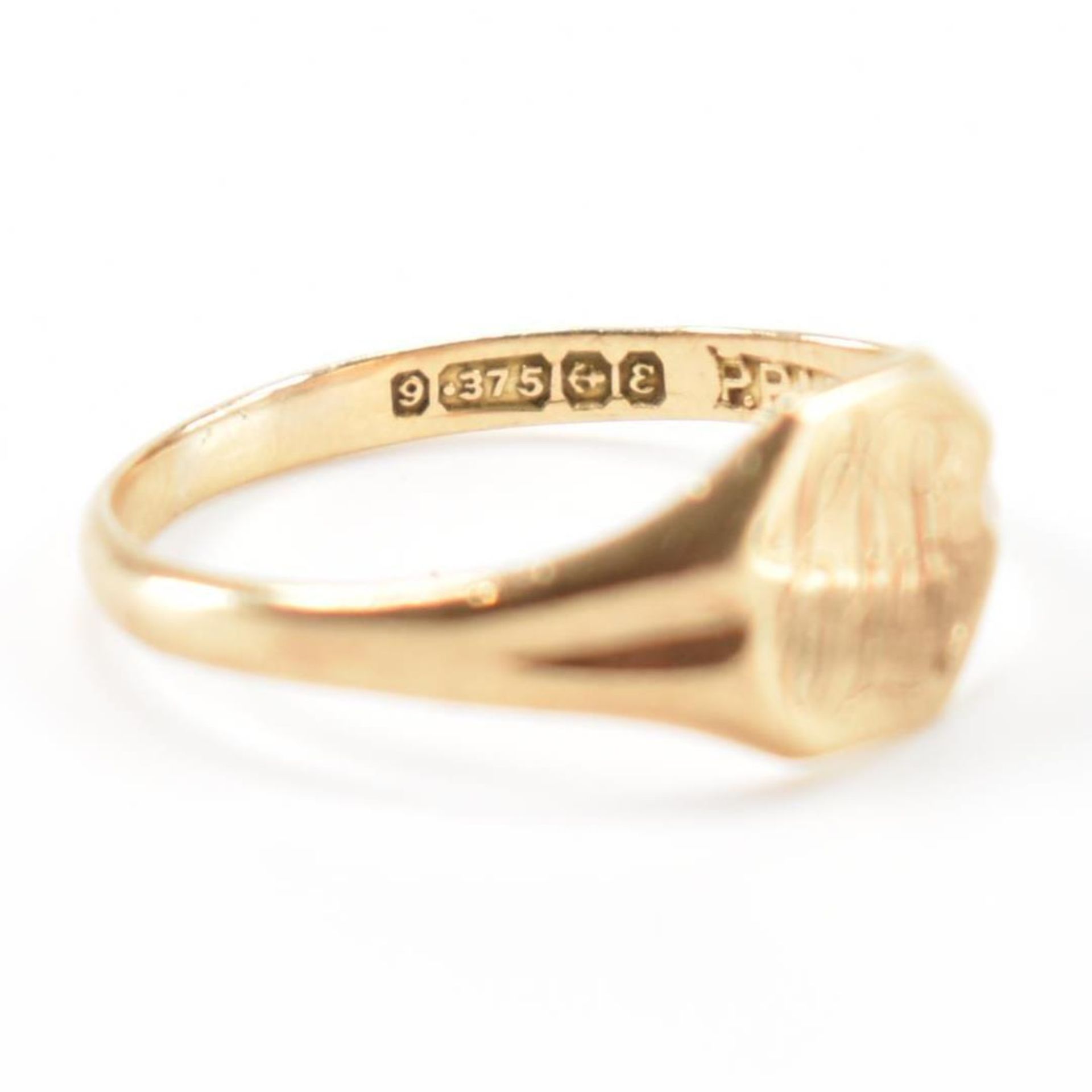 HALLMARKED 9CT GOLD SIGNET RING & GOLD BAND RING - Image 5 of 7