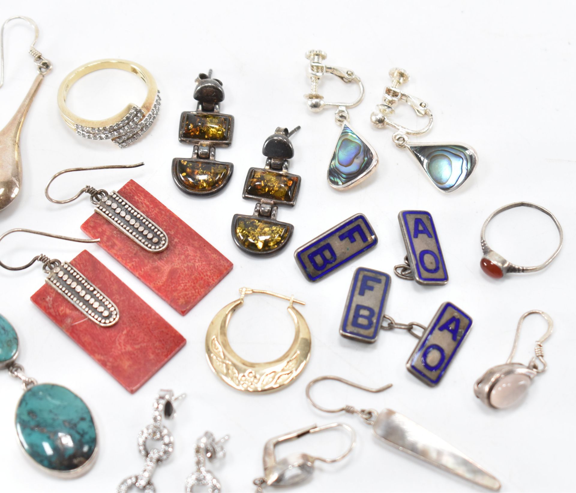 COLLECTION OF ASSORTED SILVER EARRINGS & RINGS - Image 3 of 5