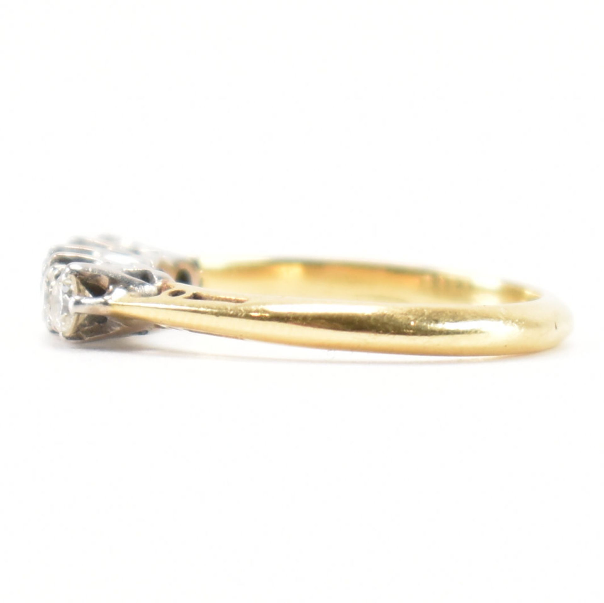 18CT GOLD & DIAMOND 5 STONE RING - Image 2 of 8