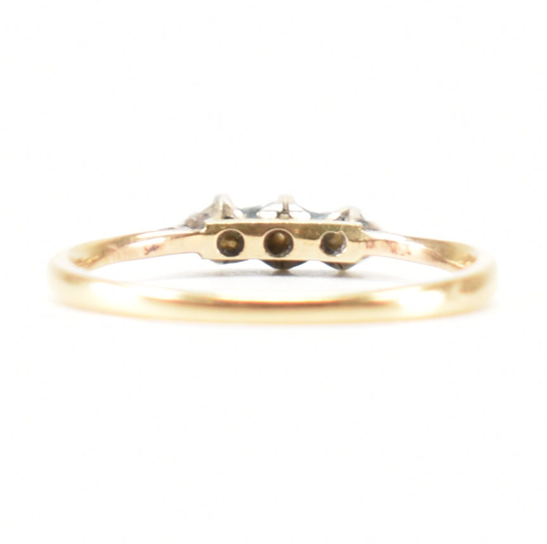 VINTAGE 18CT GOLD & DIAMOND THREE STONE RING - Image 3 of 8