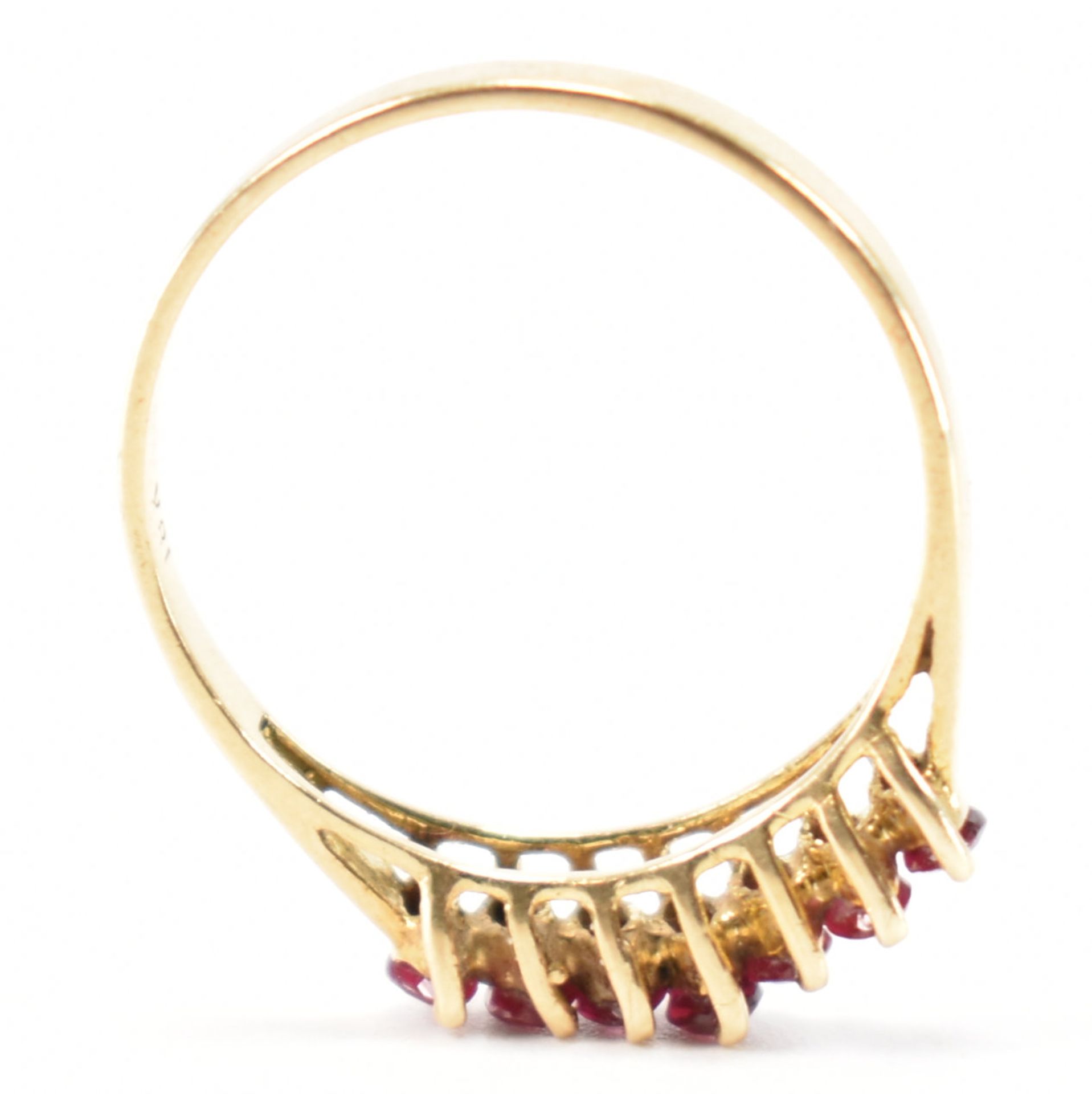 GOLD & RUBY SEVEN STONE RING - Image 8 of 9