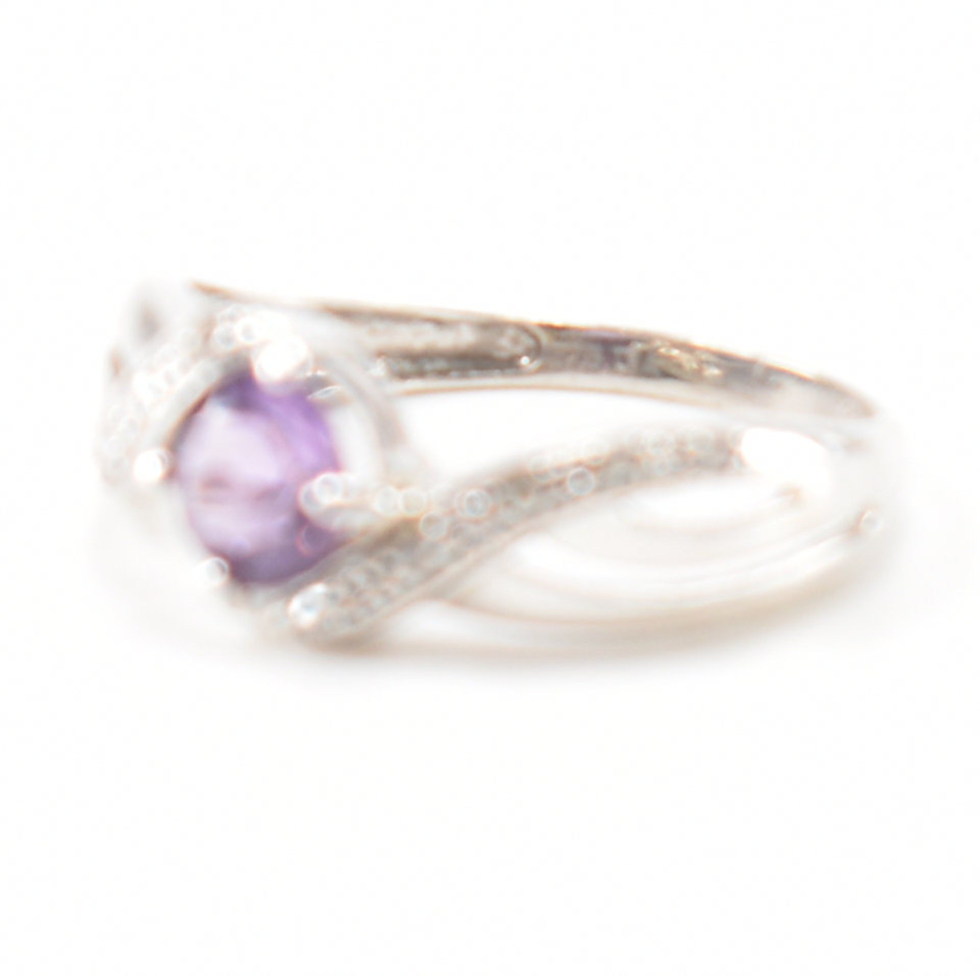 HALLMARKED 9CT WHITE GOLD AMETHYST & DIAMOND CROSSOVER RING - Image 7 of 9