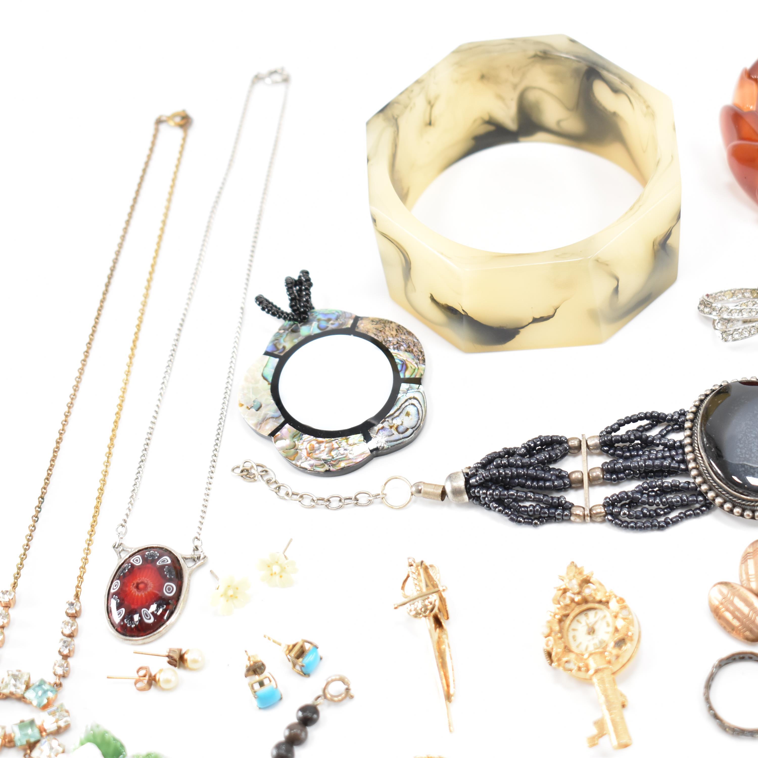 ASSORTED COLLECTION OF VINTAGE COSTUME JEWELLERY - Image 2 of 5