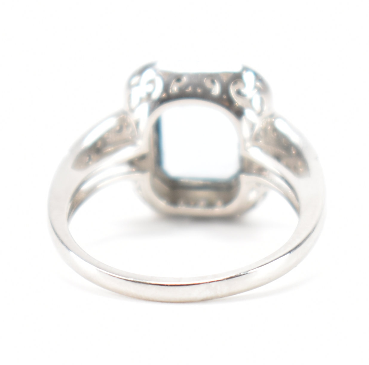 HALLMARKED PLATINUM AQUAMARINE & DIAMOND DRESS RING - Image 4 of 8