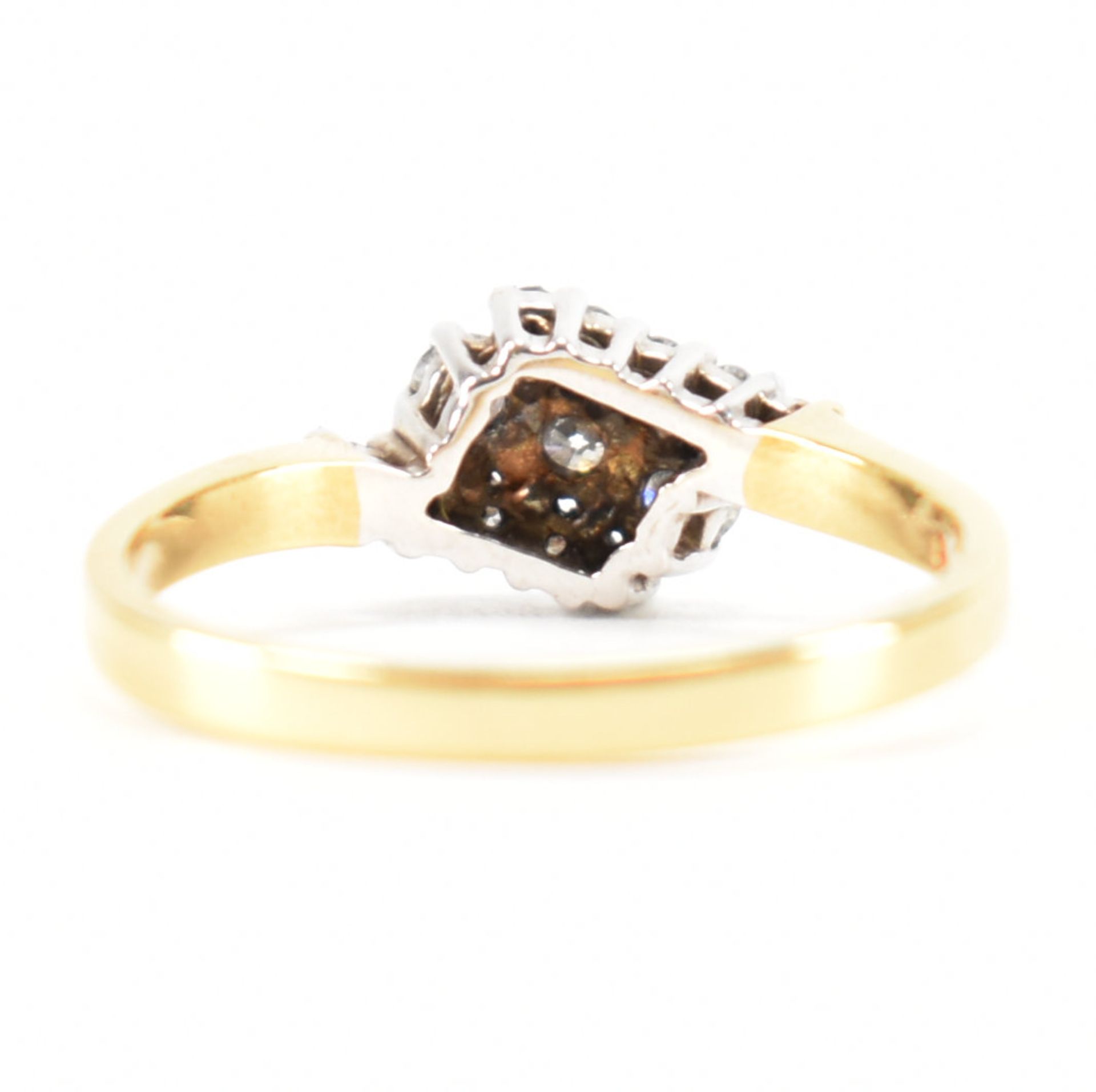 HALLMARKED 18CT GOLD & DIAMOND CLUSTER RING - Image 4 of 9