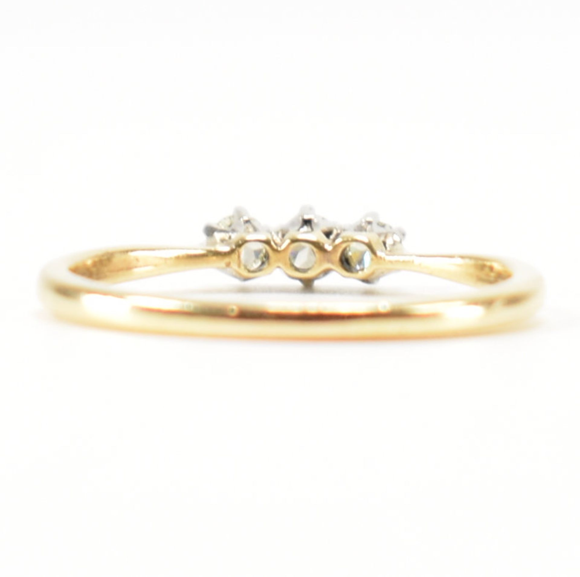 18CT GOLD & PLATINUM THREE STONE DIAMOND RING - Image 3 of 8