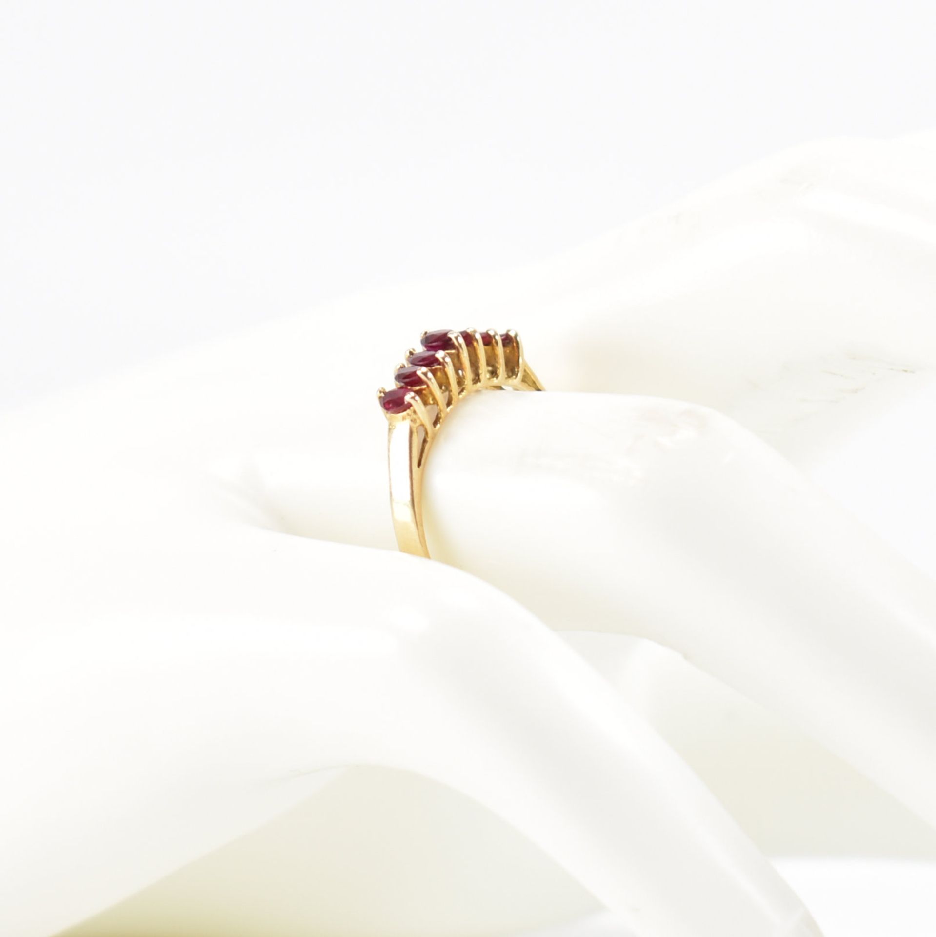 GOLD & RUBY SEVEN STONE RING - Image 9 of 9