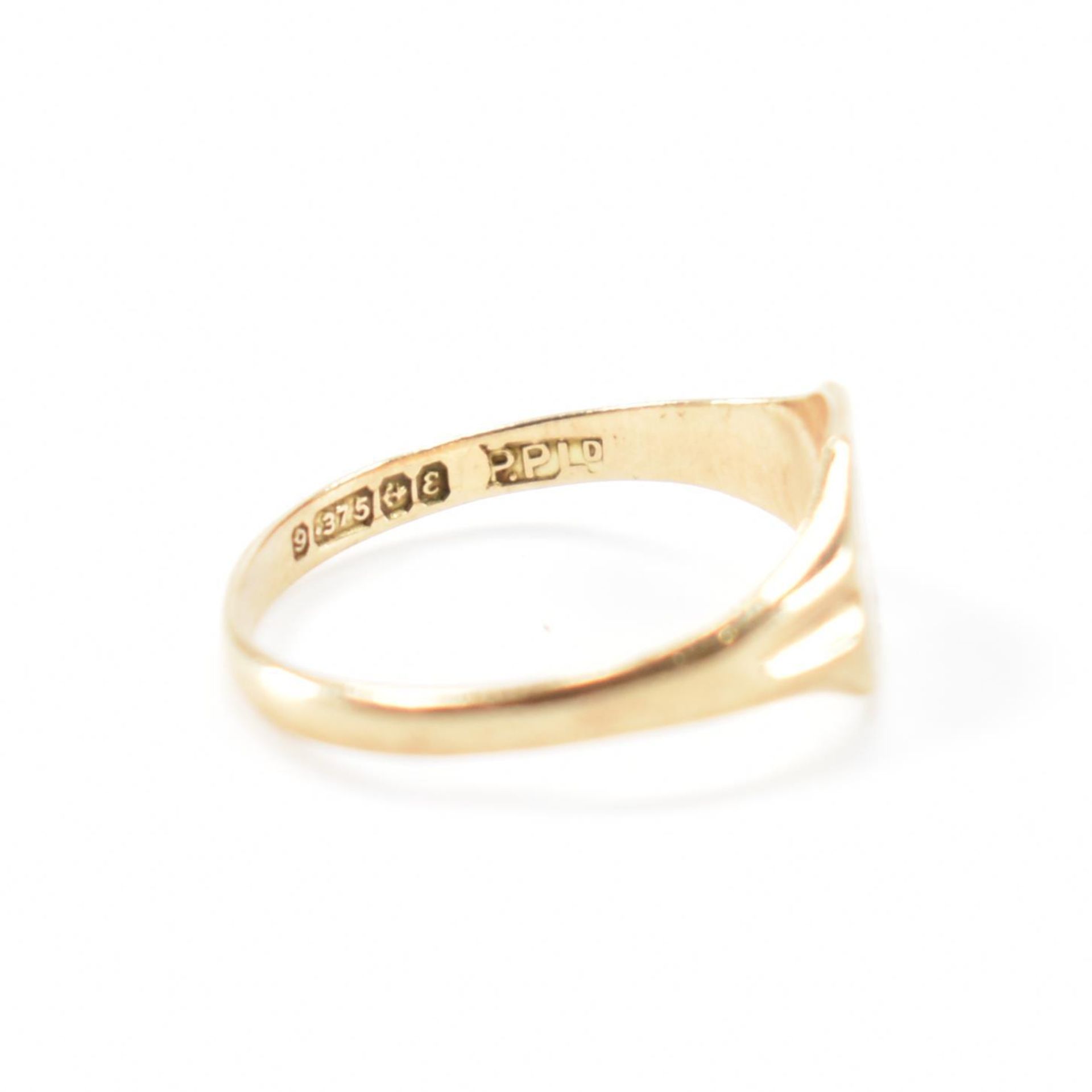 HALLMARKED 9CT GOLD SIGNET RING & GOLD BAND RING - Image 6 of 7