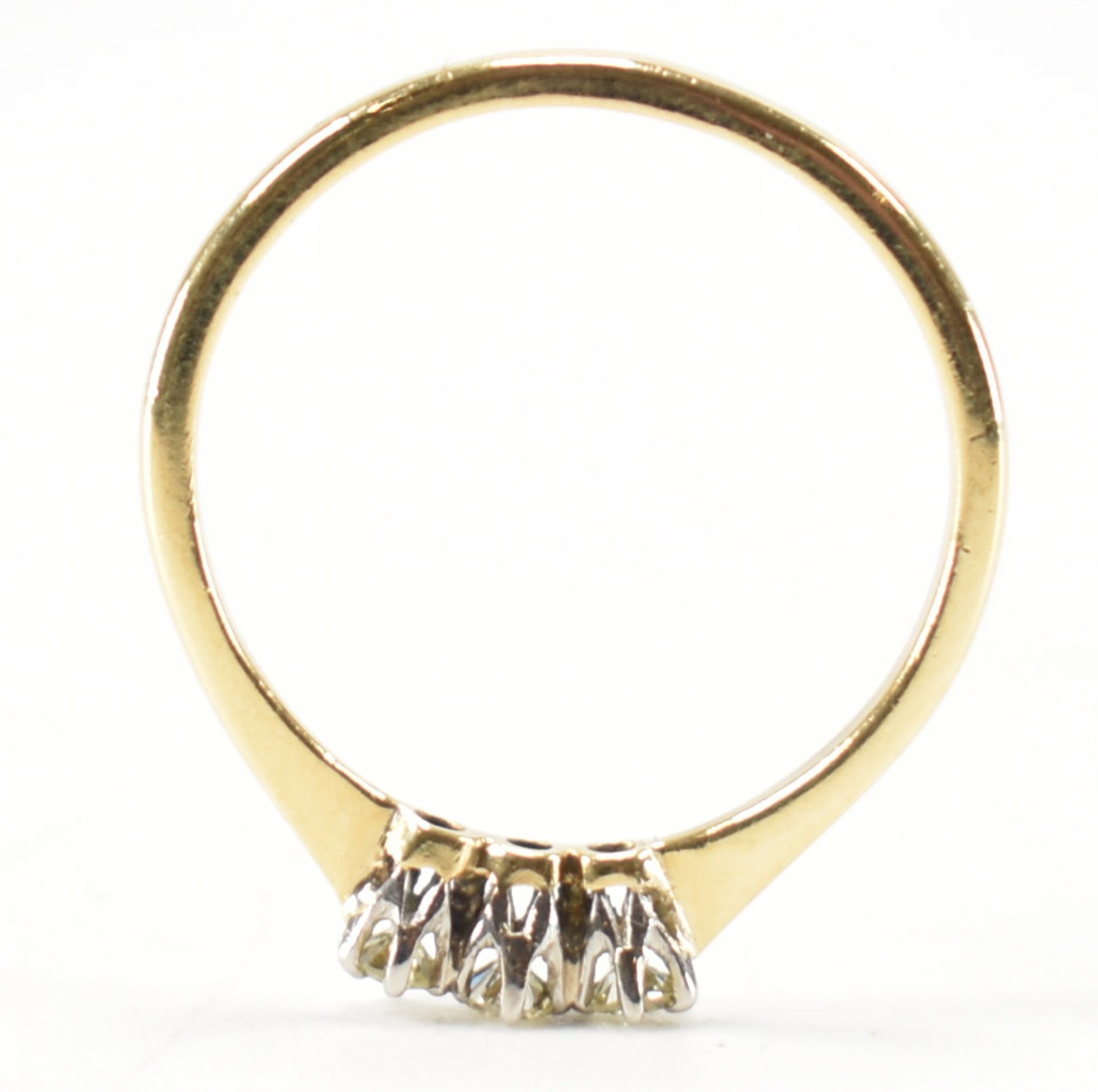 18CT GOLD & PLATINUM THREE STONE DIAMOND RING - Image 7 of 8