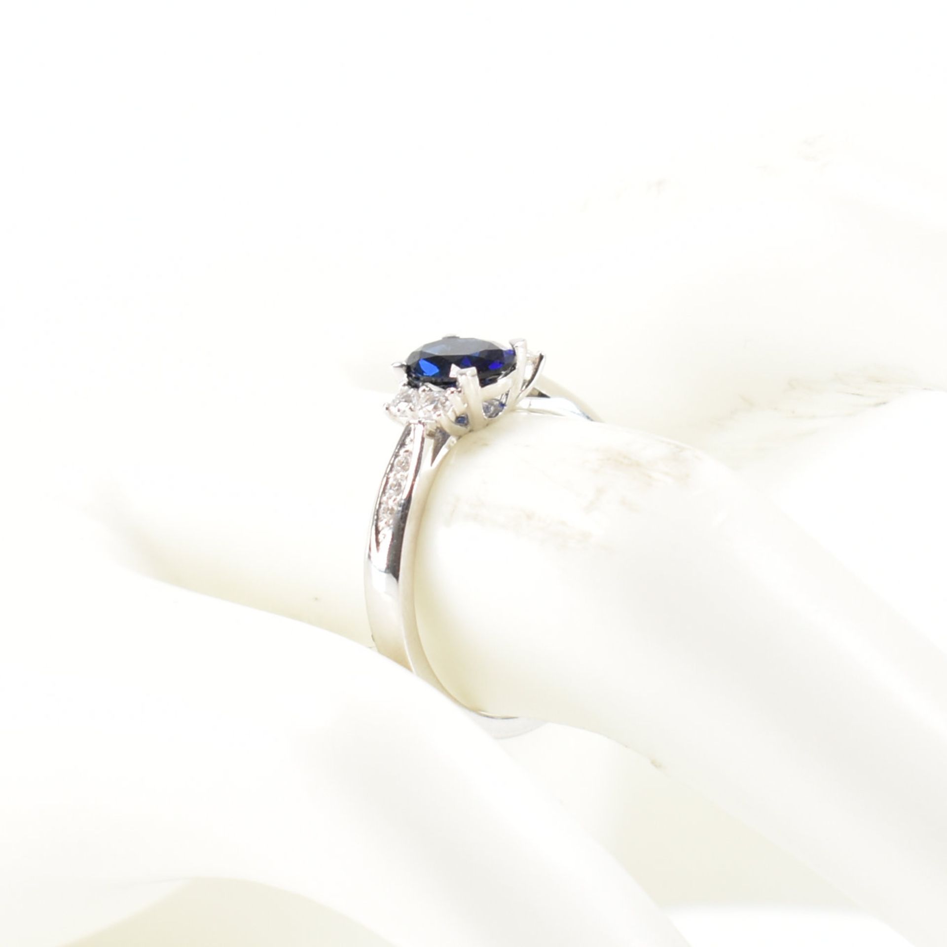 HALLMARKED 9CT GOLD SYNTHETIC SAPPHIRE & CZ RING - Image 8 of 8