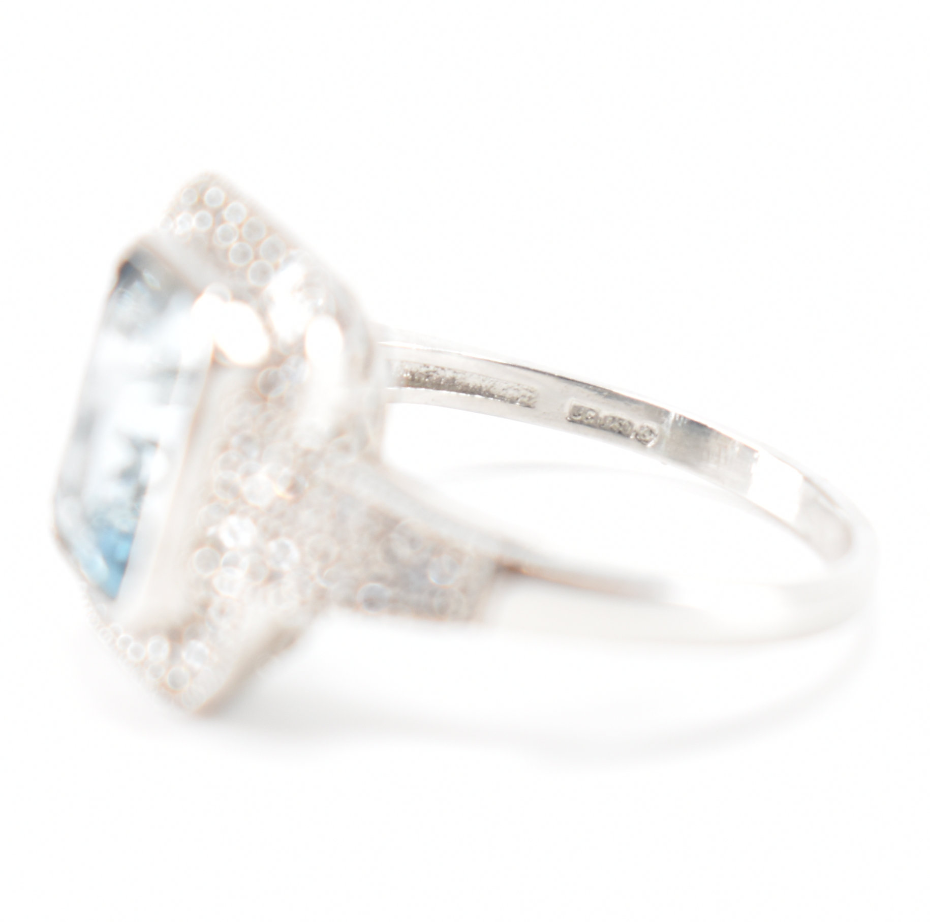 HALLMARKED PLATINUM AQUAMARINE & DIAMOND DRESS RING - Image 6 of 8