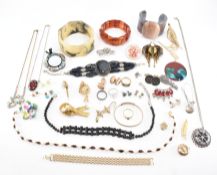 ASSORTED COLLECTION OF VINTAGE COSTUME JEWELLERY