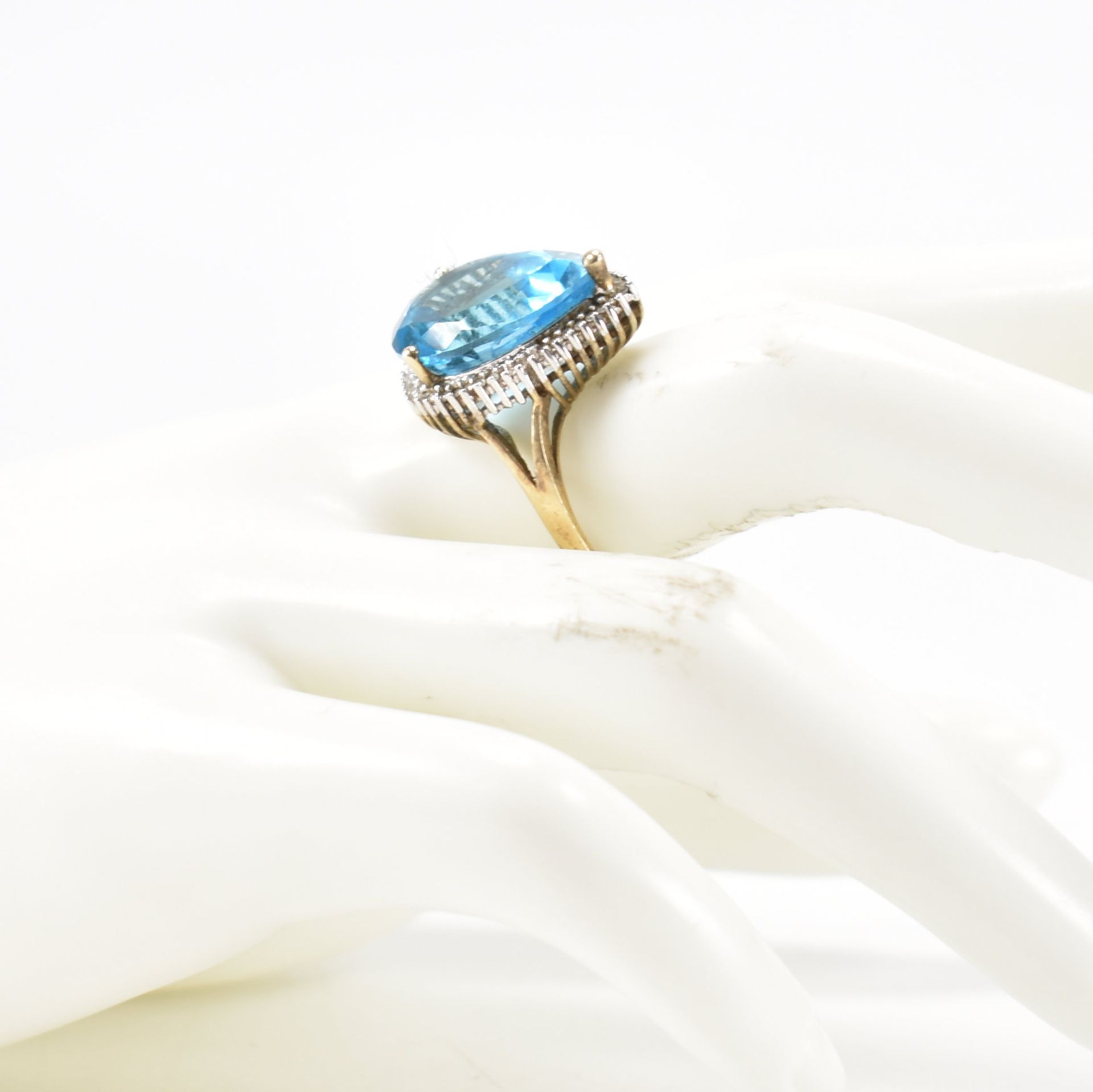 HALLMARKED 9CT GOLD BLUE STONE & DIAMOND HALO RING - Image 9 of 9