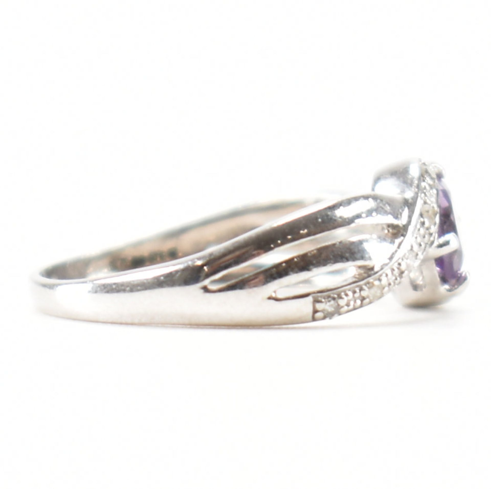 HALLMARKED 9CT WHITE GOLD AMETHYST & DIAMOND CROSSOVER RING - Image 5 of 9
