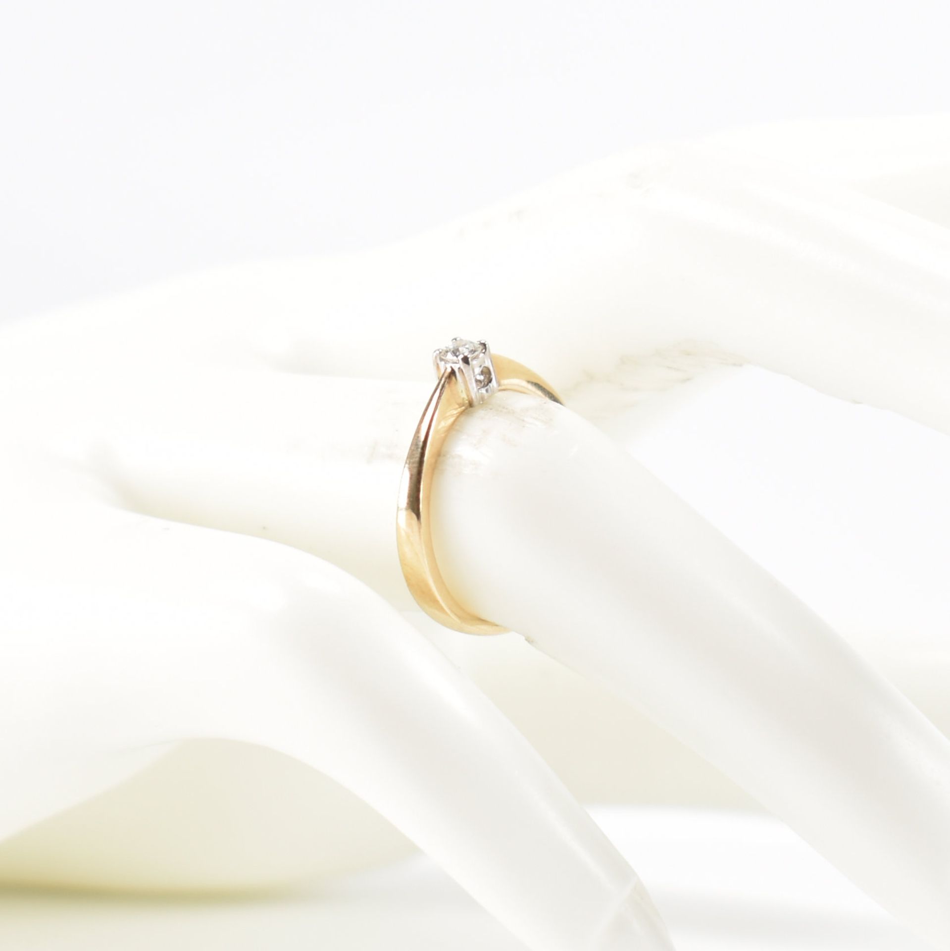 HALLMARKED 9CT GOLD DIAMOND SOLITAIRE RING - Image 7 of 7