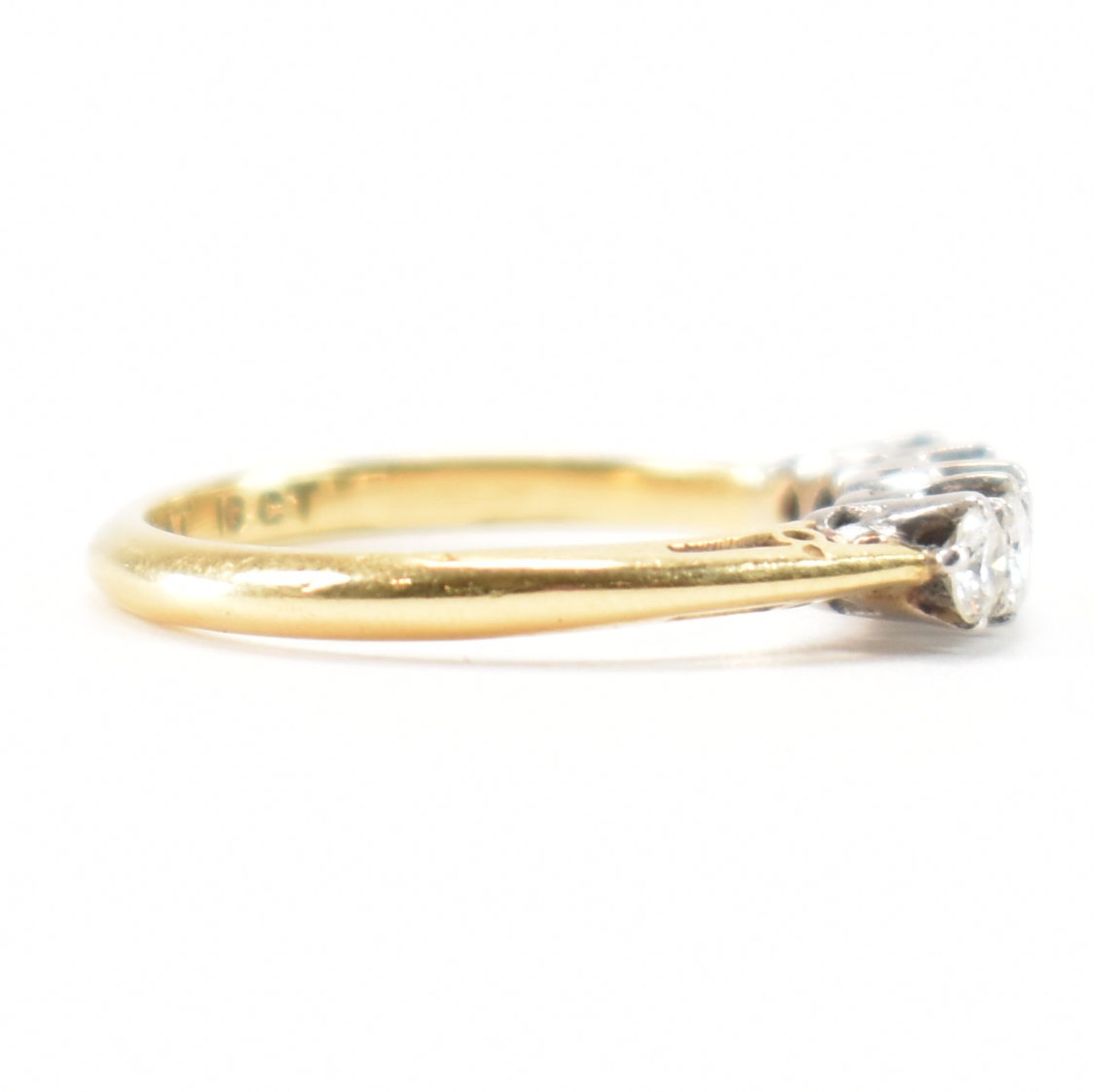 18CT GOLD & DIAMOND 5 STONE RING - Image 5 of 8