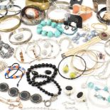 ASSORTED COLLECTION OF COSTUME JEWELLERY