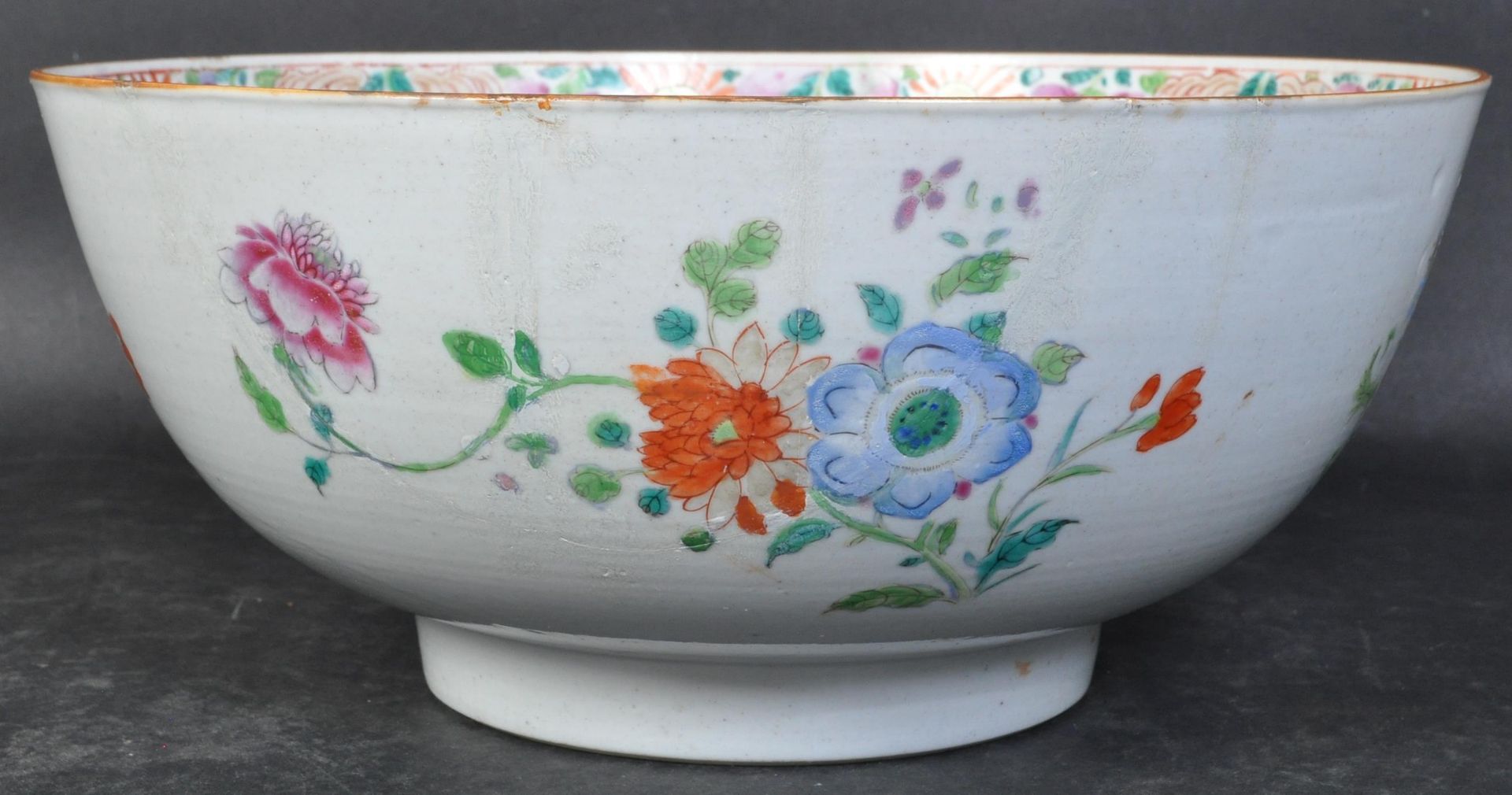 18TH CENTURY CHINESE HAND PAINTED FAMILLE ROSE FRUIT BOWL - Image 2 of 4