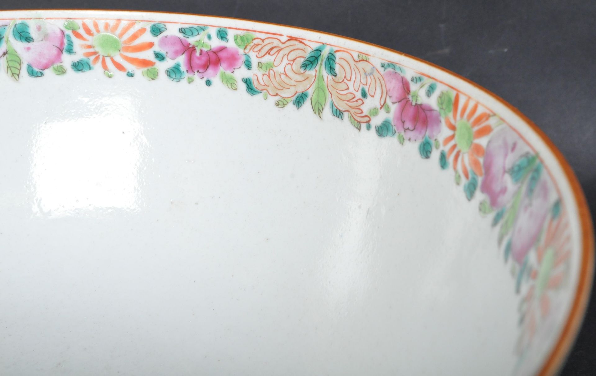 18TH CENTURY CHINESE HAND PAINTED FAMILLE ROSE FRUIT BOWL - Image 3 of 4