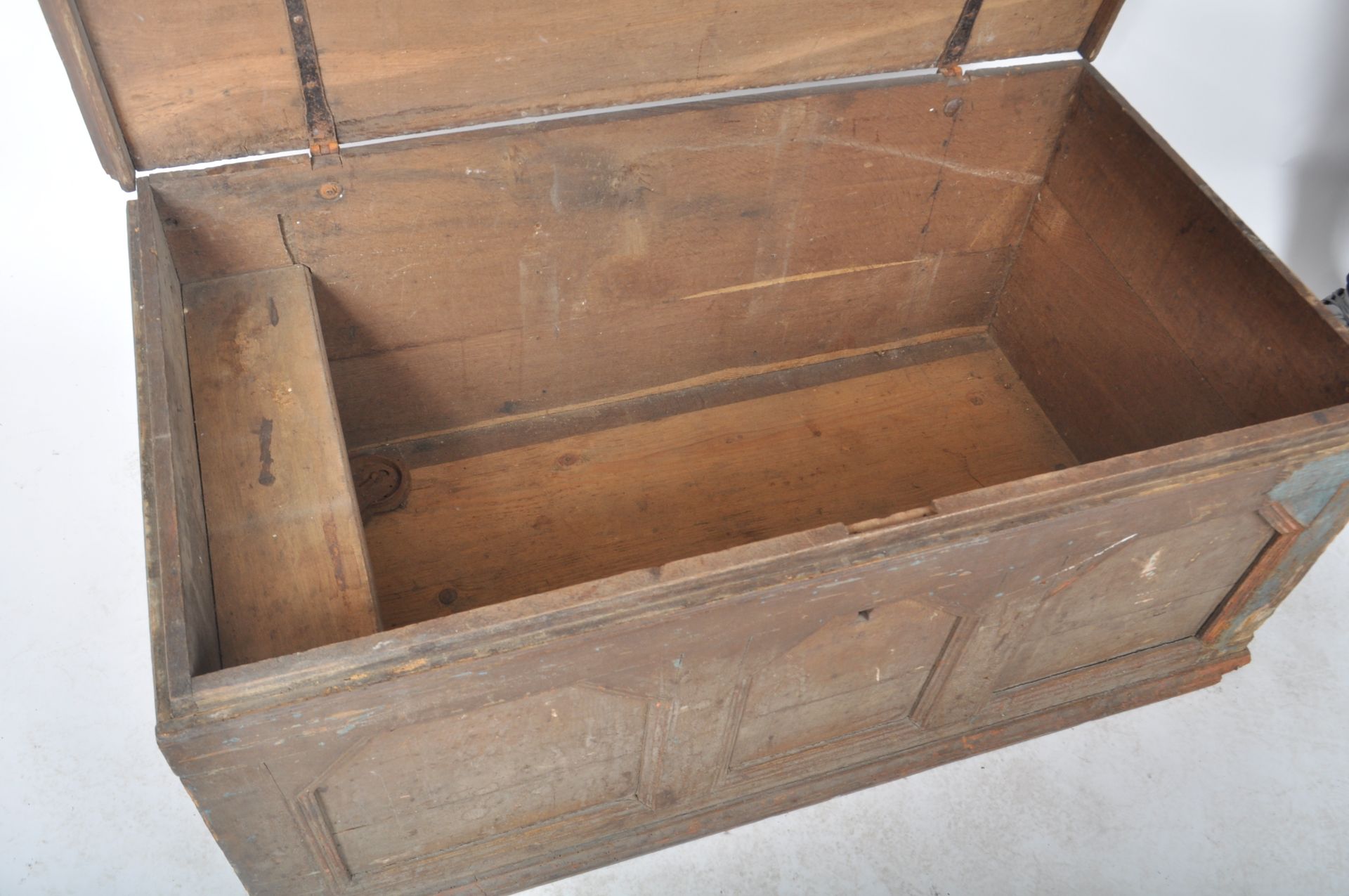 18TH CENTURY CARVED OAK TRUNK / STORAGE CHEST - Image 4 of 7