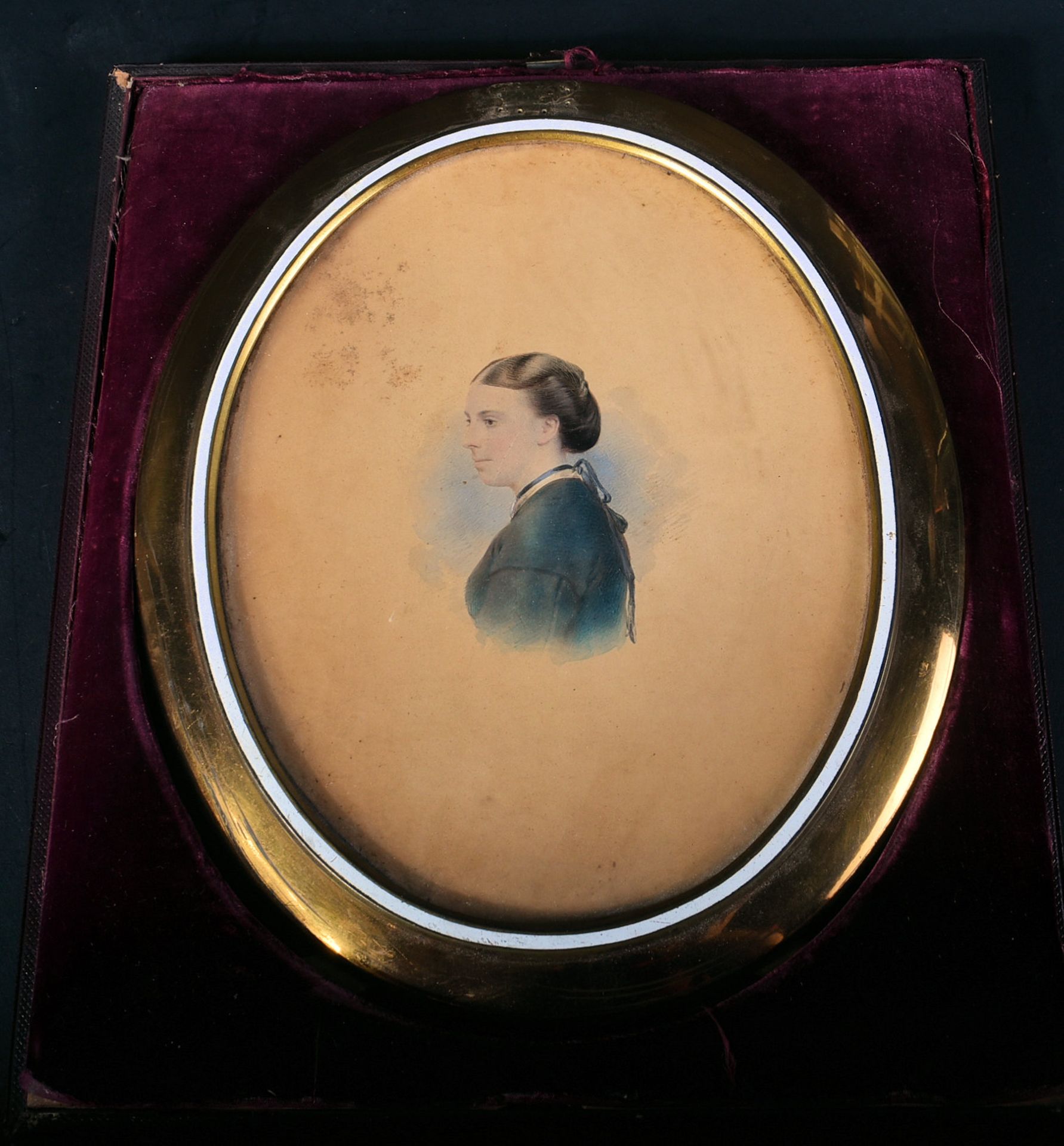 EARLY 20TH CENTURY PORTRAIT PICTURE IN LEATHER CASE