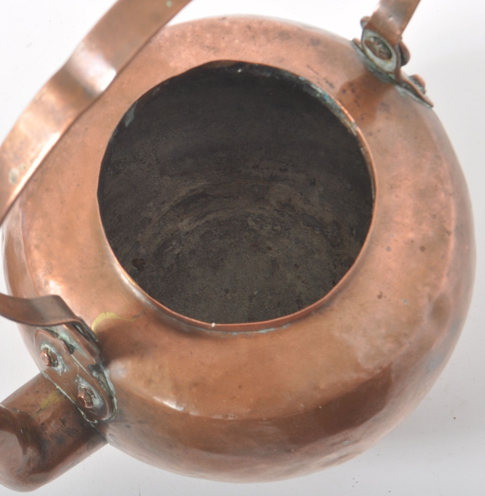 TWO 19TH CENTURY VICTORIAN COPPER KETTLES - Bild 7 aus 7