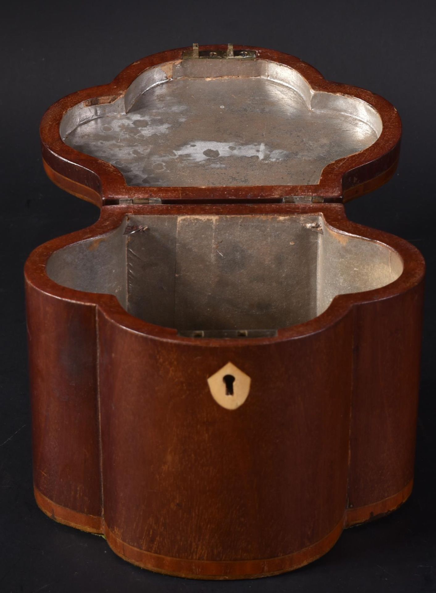 GEORGE III TREFOIL MAHOGANY TEA CADDY - Image 3 of 5