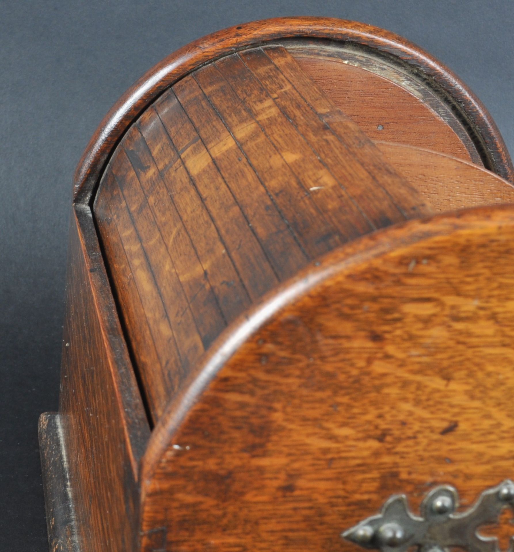 19TH CENTURY OAK ROLL TOP DESK TIDY - Image 6 of 6