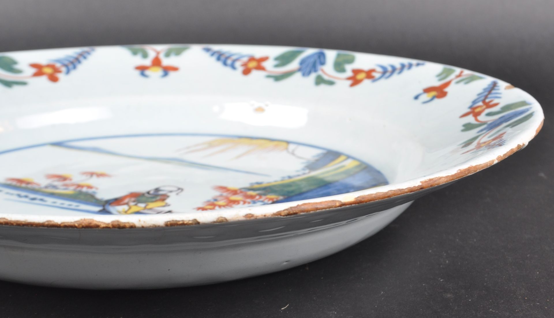 LARGE 18TH CENTURY BRISTOL DELFT CHARGER - Image 3 of 9