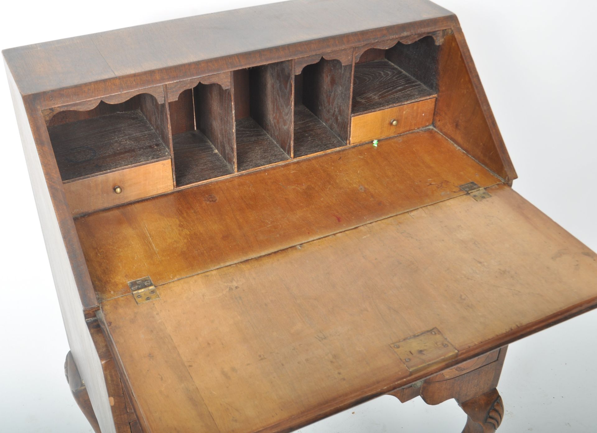 EARLY 20TH CENTURY QUEEN ANNE STYLE WALNUT BUREAU - Image 4 of 7