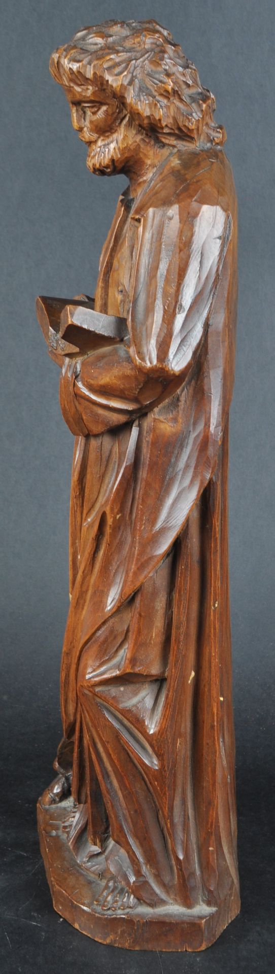 20TH CENTURY CARVED WOOD FIGURE OF A RELIGIOUS FIGURE - Bild 3 aus 5