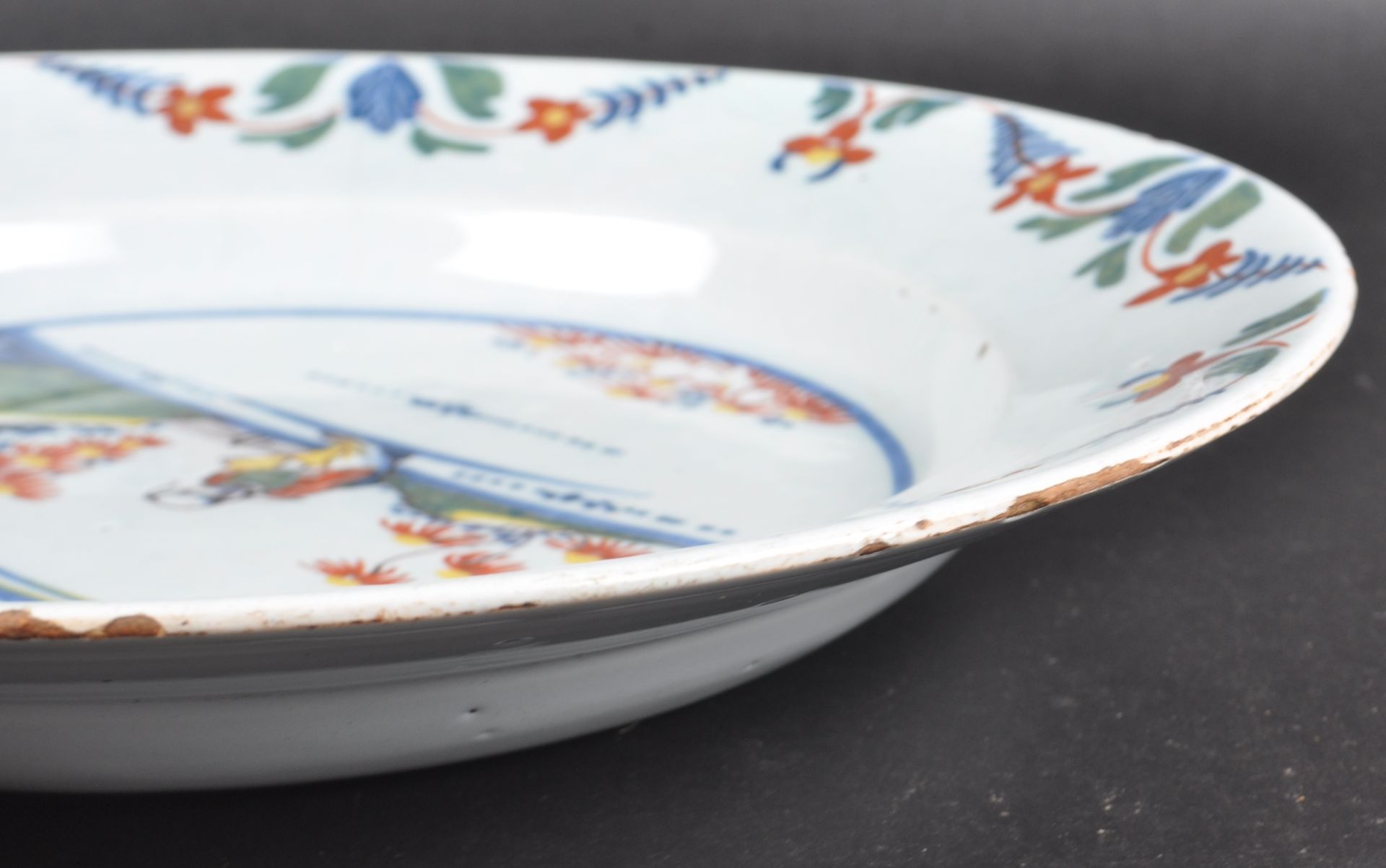 LARGE 18TH CENTURY BRISTOL DELFT CHARGER - Image 6 of 9