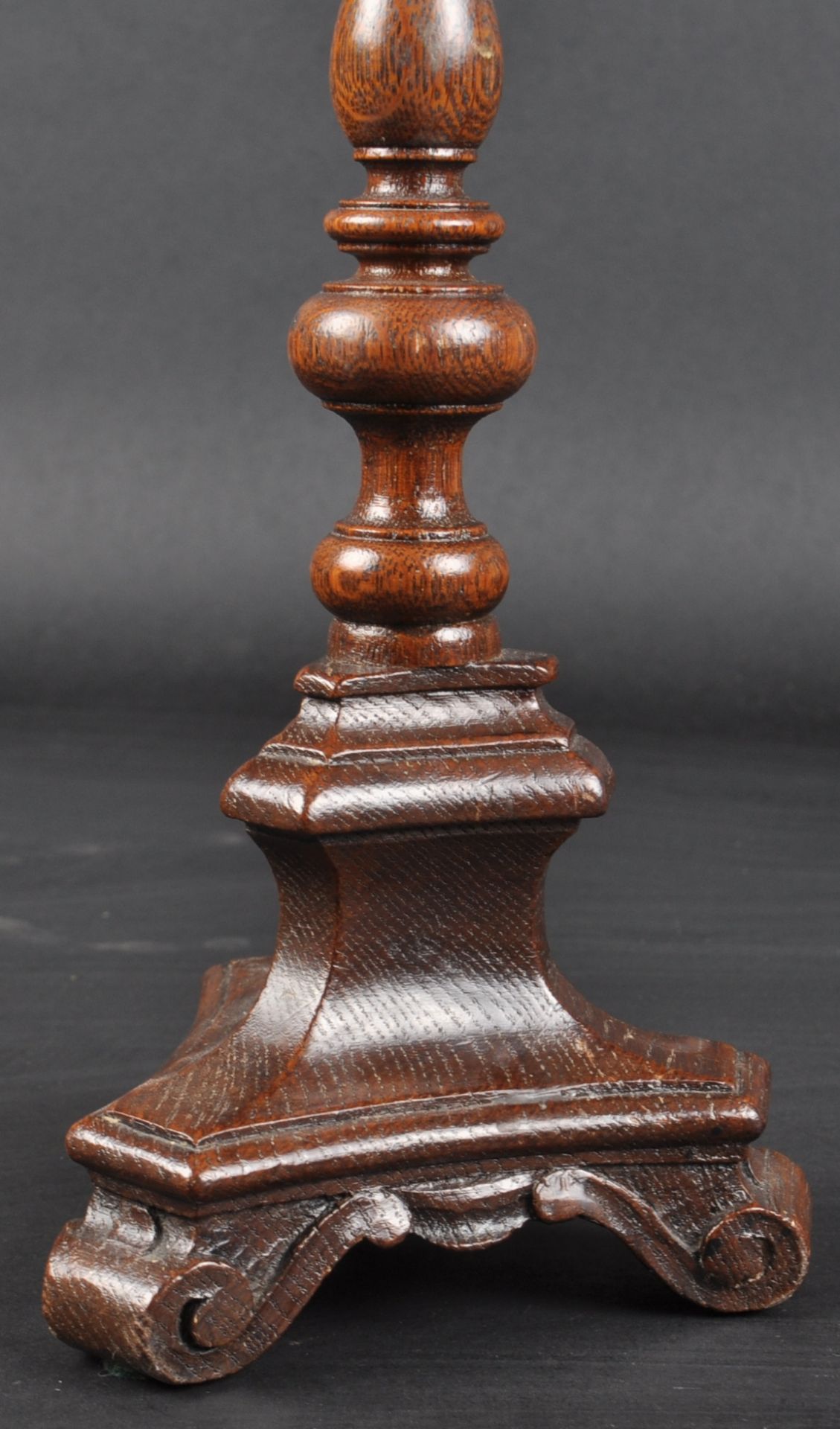 19TH CENTURY TURNED OAK ALTAR CANDLESTICK - Image 4 of 4