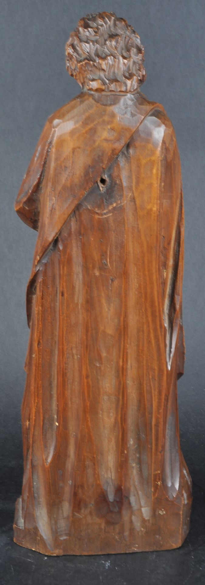 20TH CENTURY CARVED WOOD FIGURE OF A RELIGIOUS FIGURE - Bild 4 aus 5