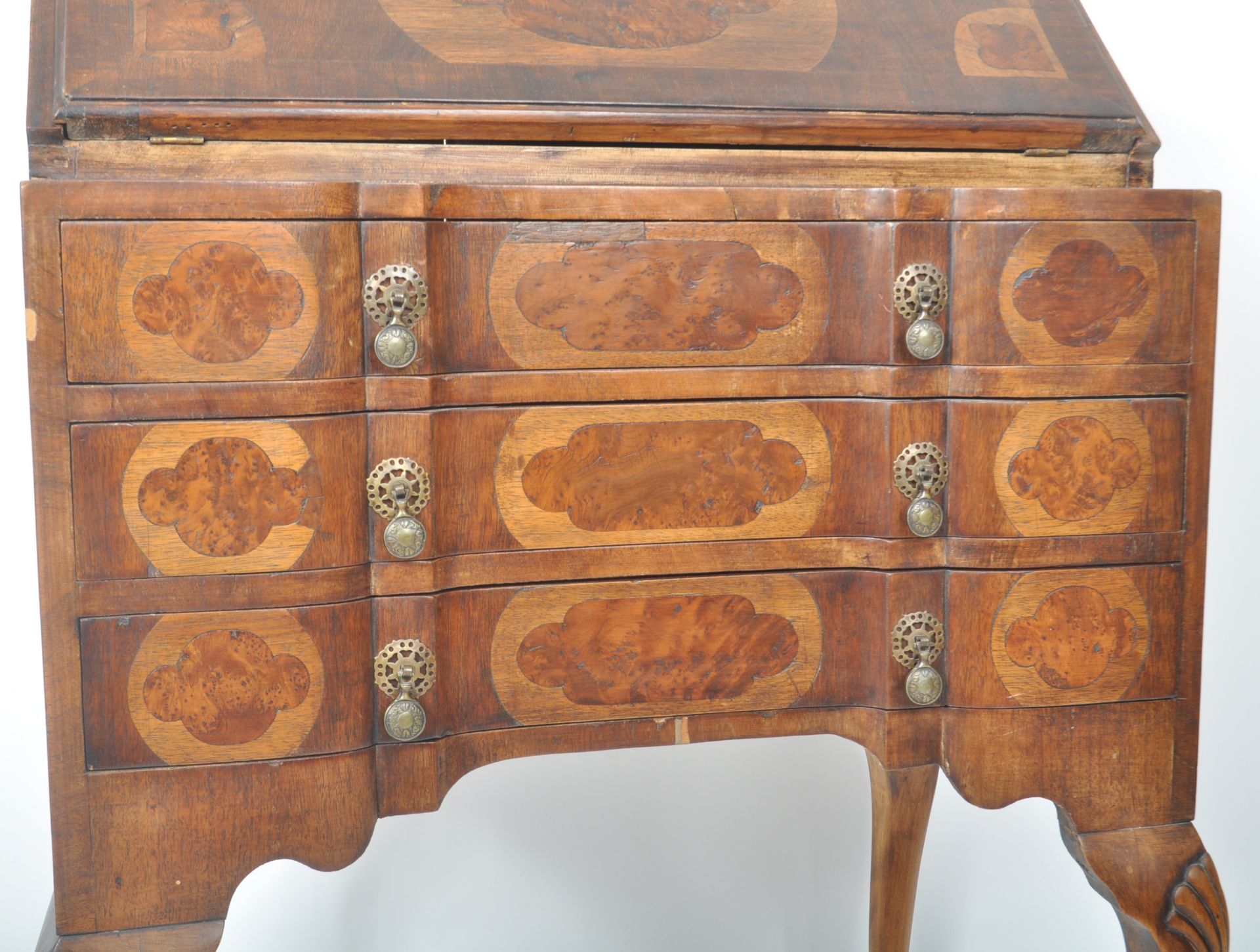 EARLY 20TH CENTURY QUEEN ANNE STYLE WALNUT BUREAU - Image 7 of 7