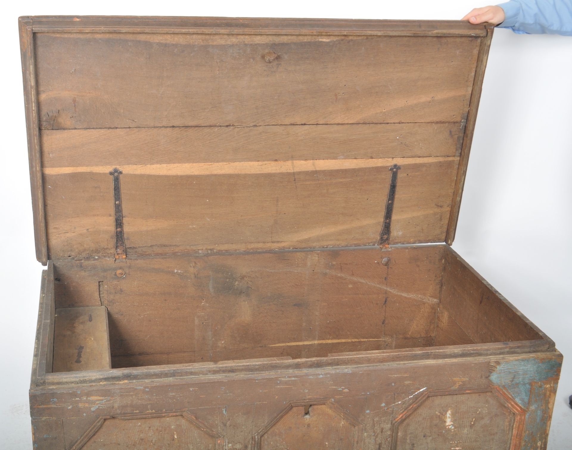 18TH CENTURY CARVED OAK TRUNK / STORAGE CHEST - Image 3 of 7